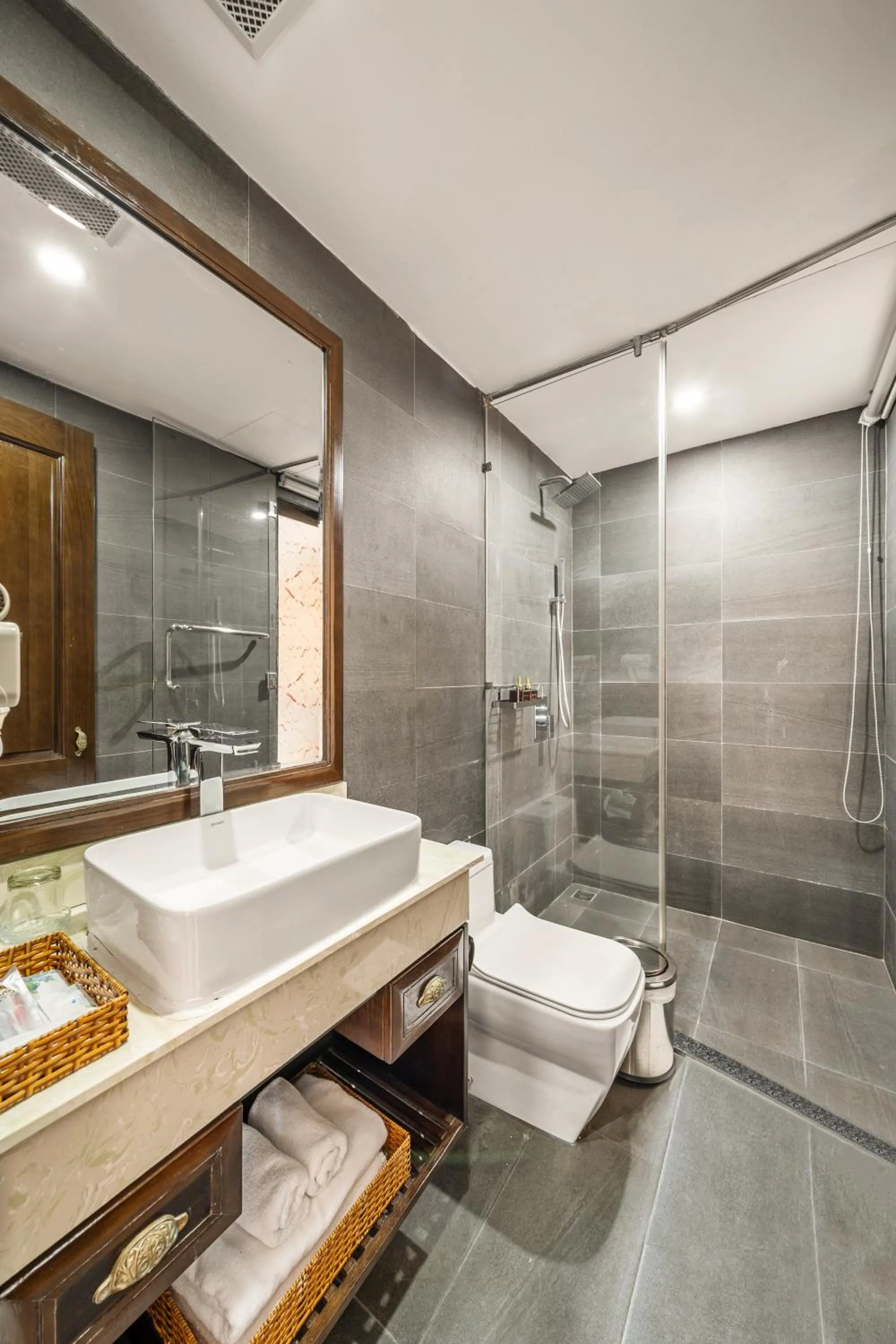 Toilet in Palazzo Luxury Hotel & Bistro - Central My Khe Beach Walking Street