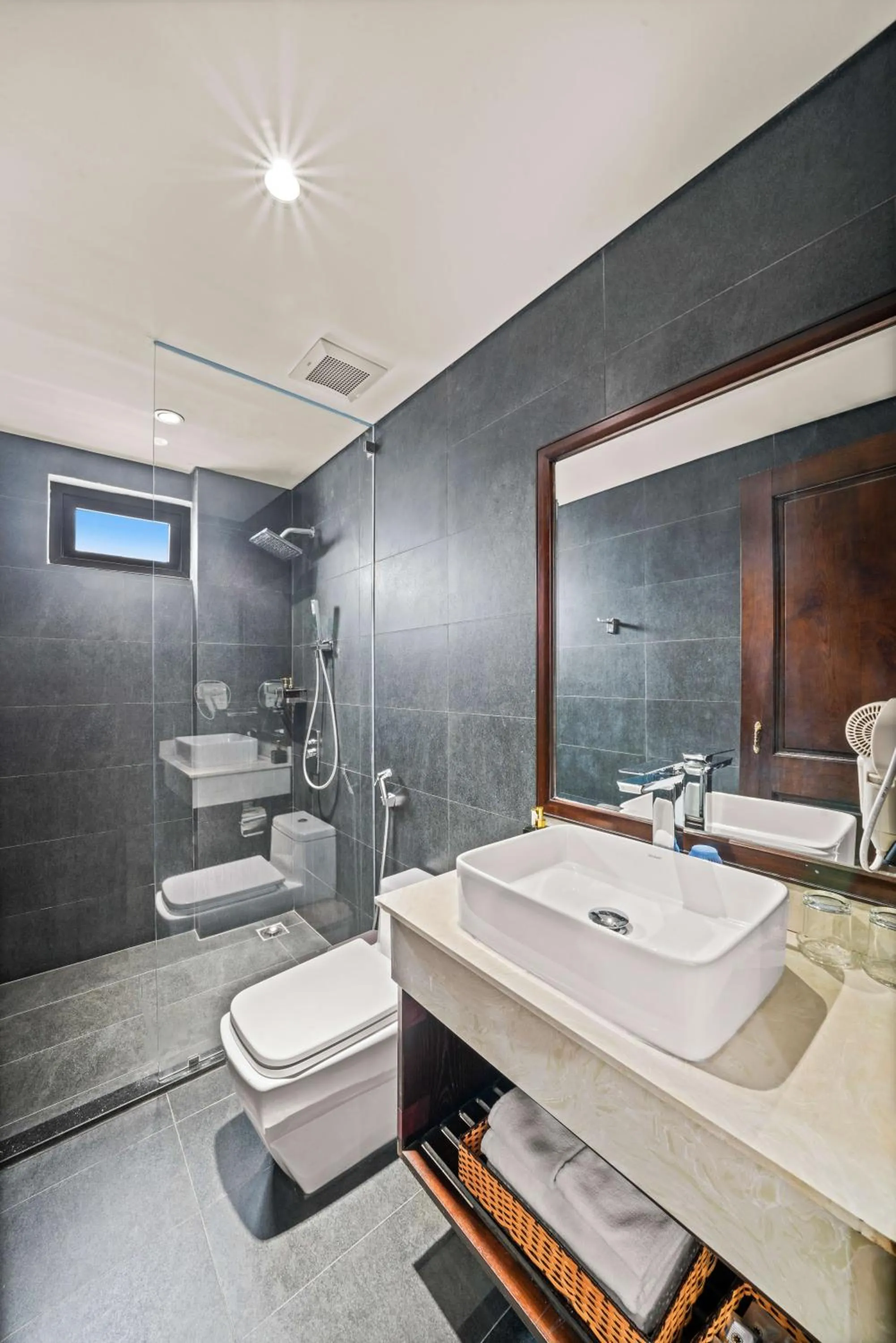 Toilet in Palazzo Luxury Hotel & Bistro - Central My Khe Beach Walking Street