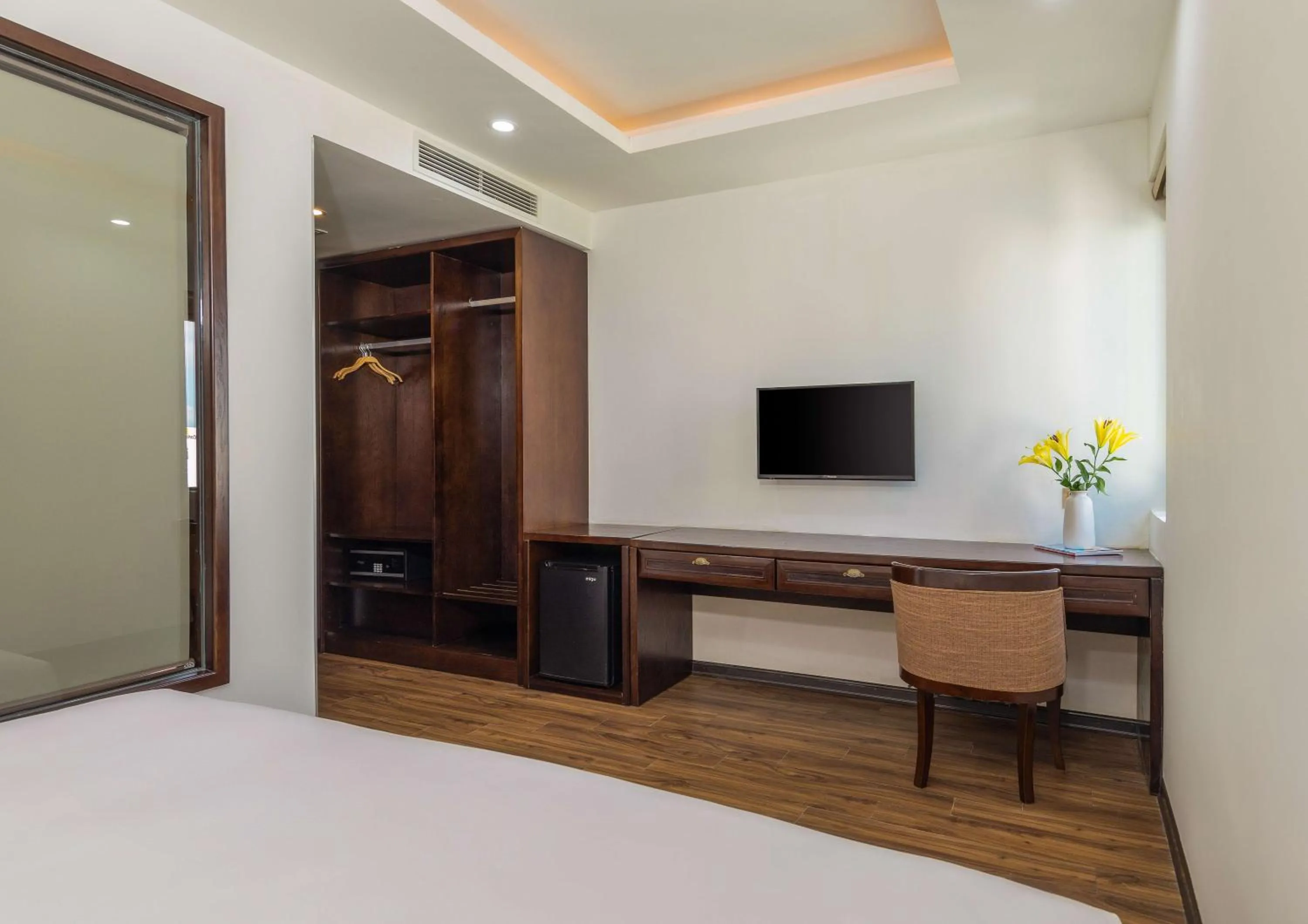 TV and multimedia, Bed in Palazzo Luxury Hotel & Bistro - Central My Khe Beach Walking Street