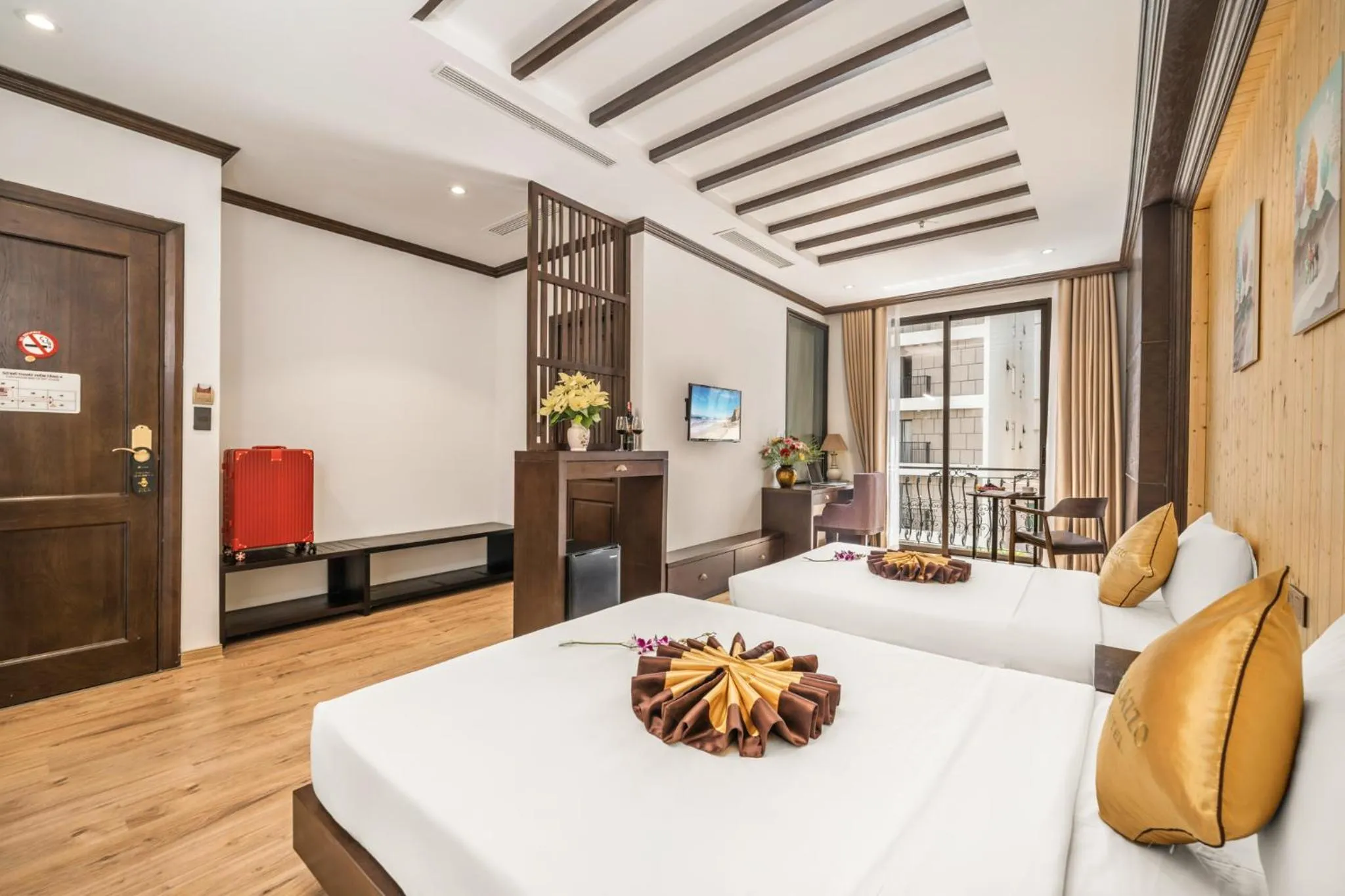 Living room, Bed in Palazzo Luxury Hotel & Bistro - Central My Khe Beach Walking Street