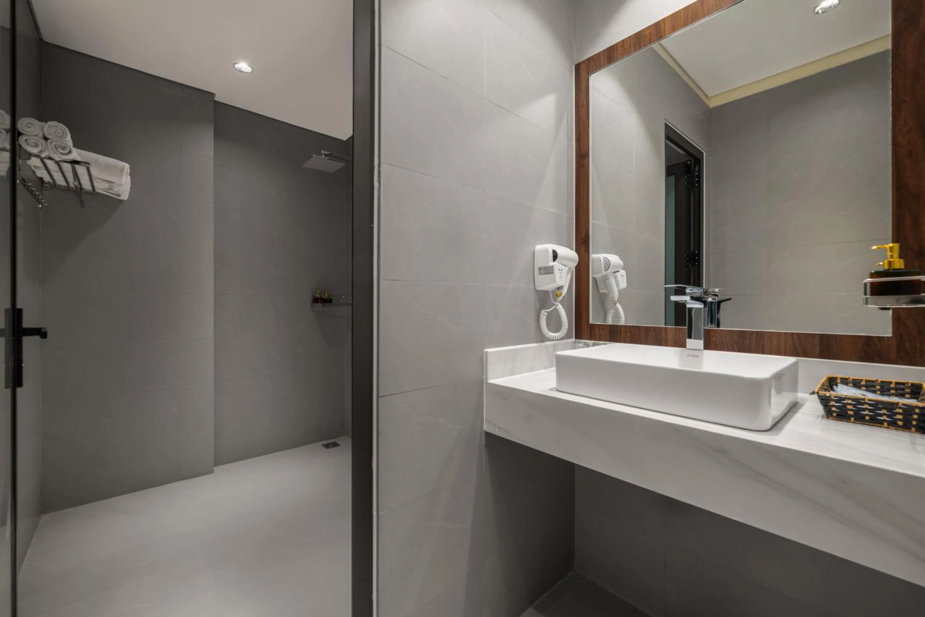 Shower in Palazzo Luxury Hotel & Bistro - Central My Khe Beach Walking Street