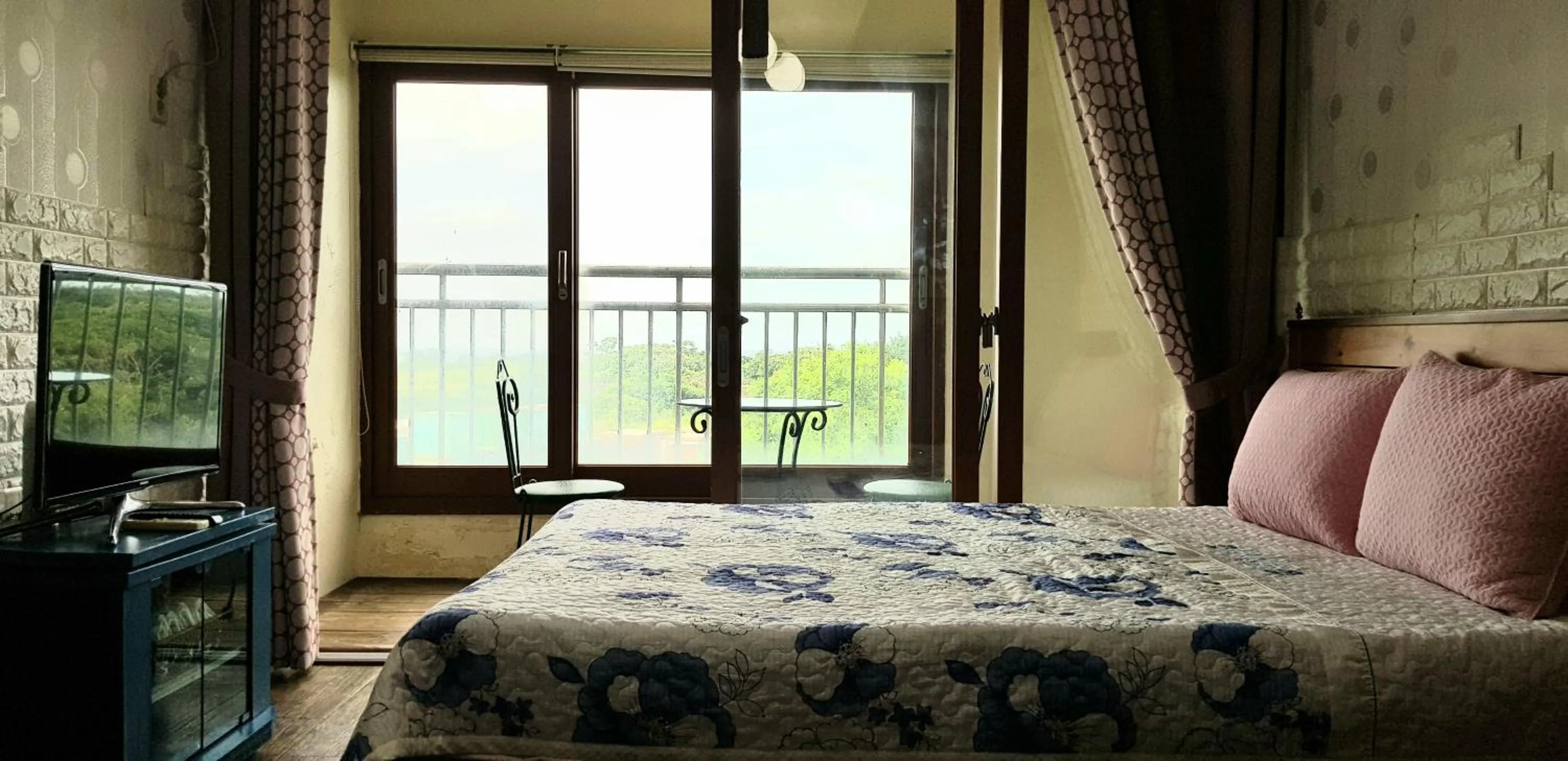 Photo of the whole room, Bed in Jun House