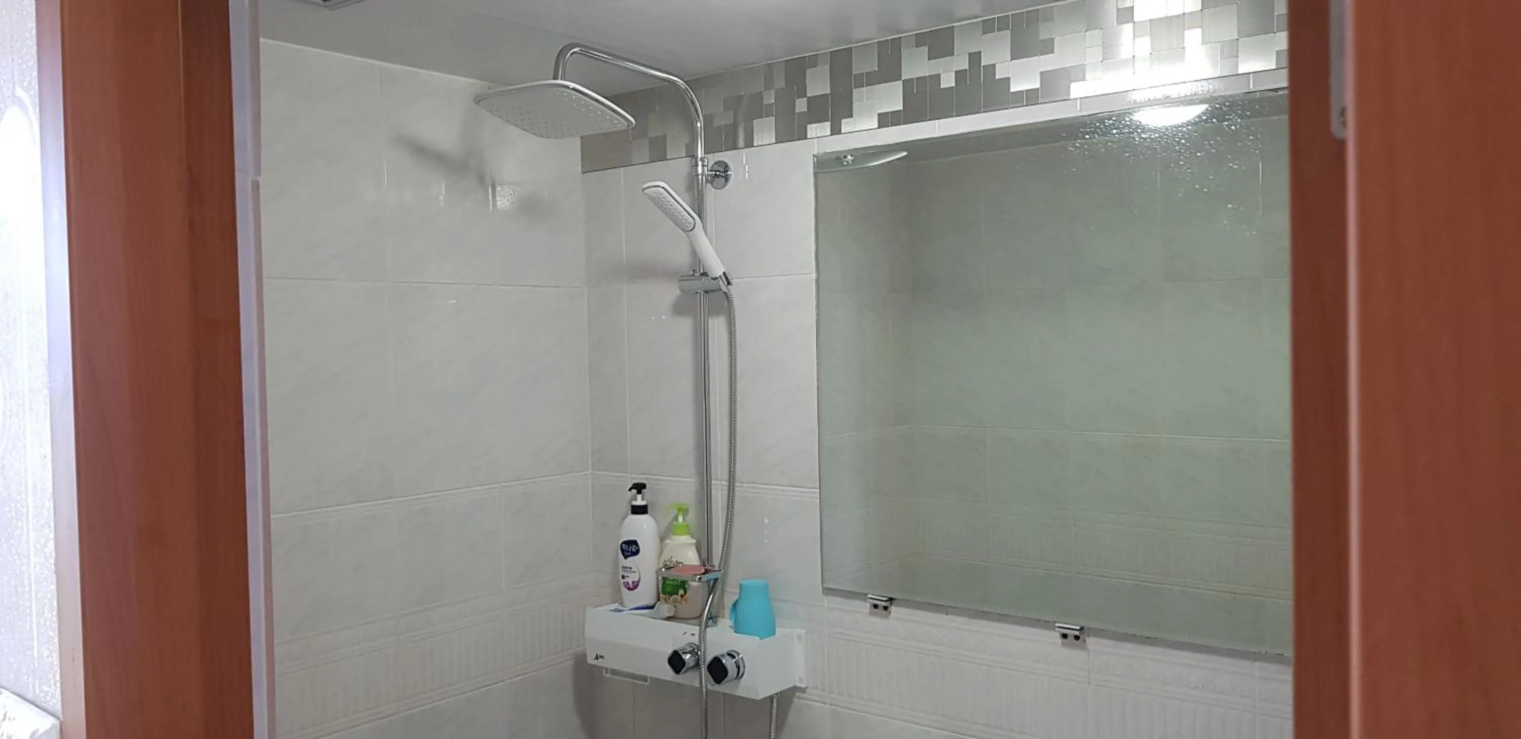 Bathroom in Jun House