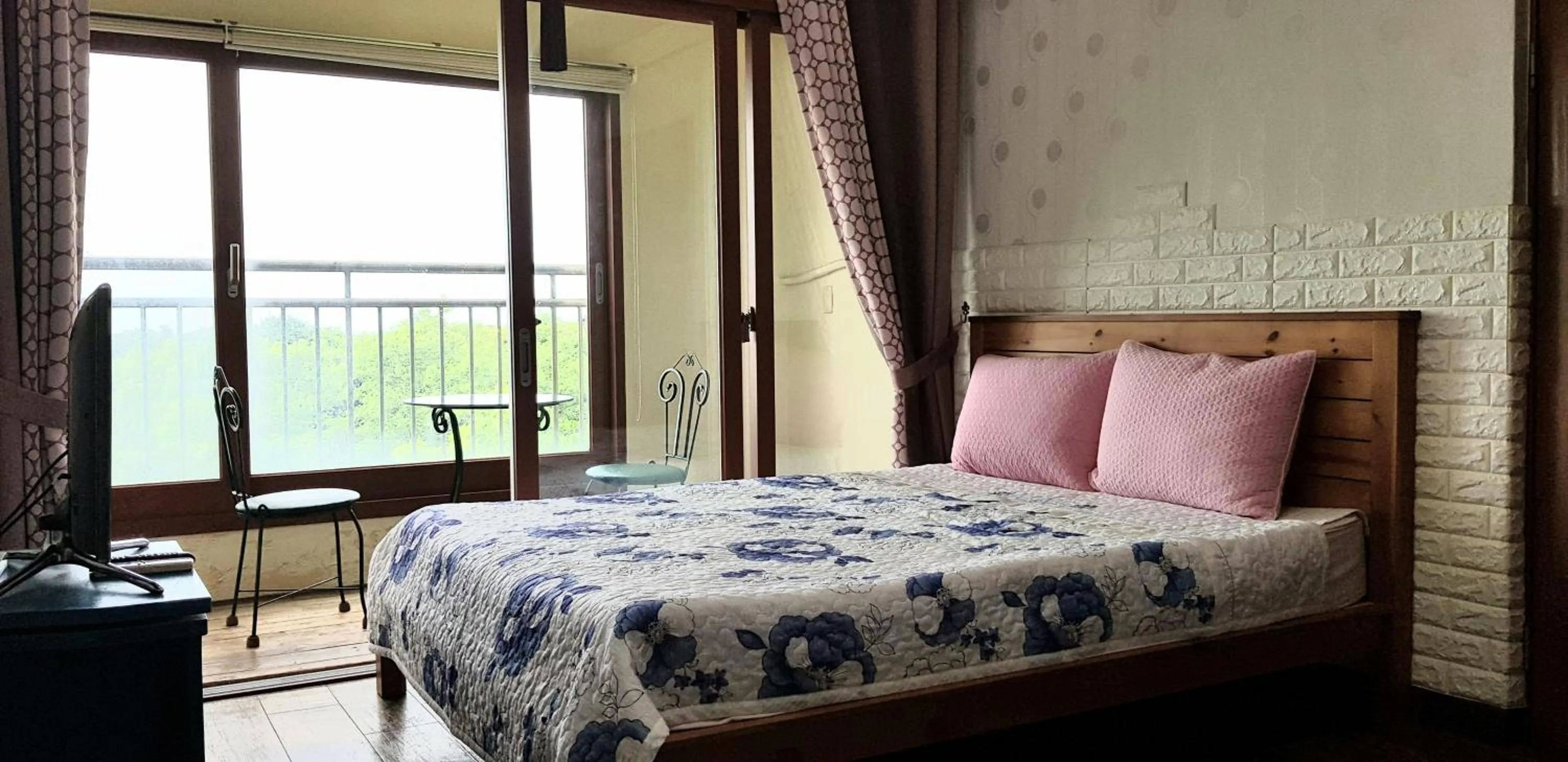 Photo of the whole room, Bed in Jun House