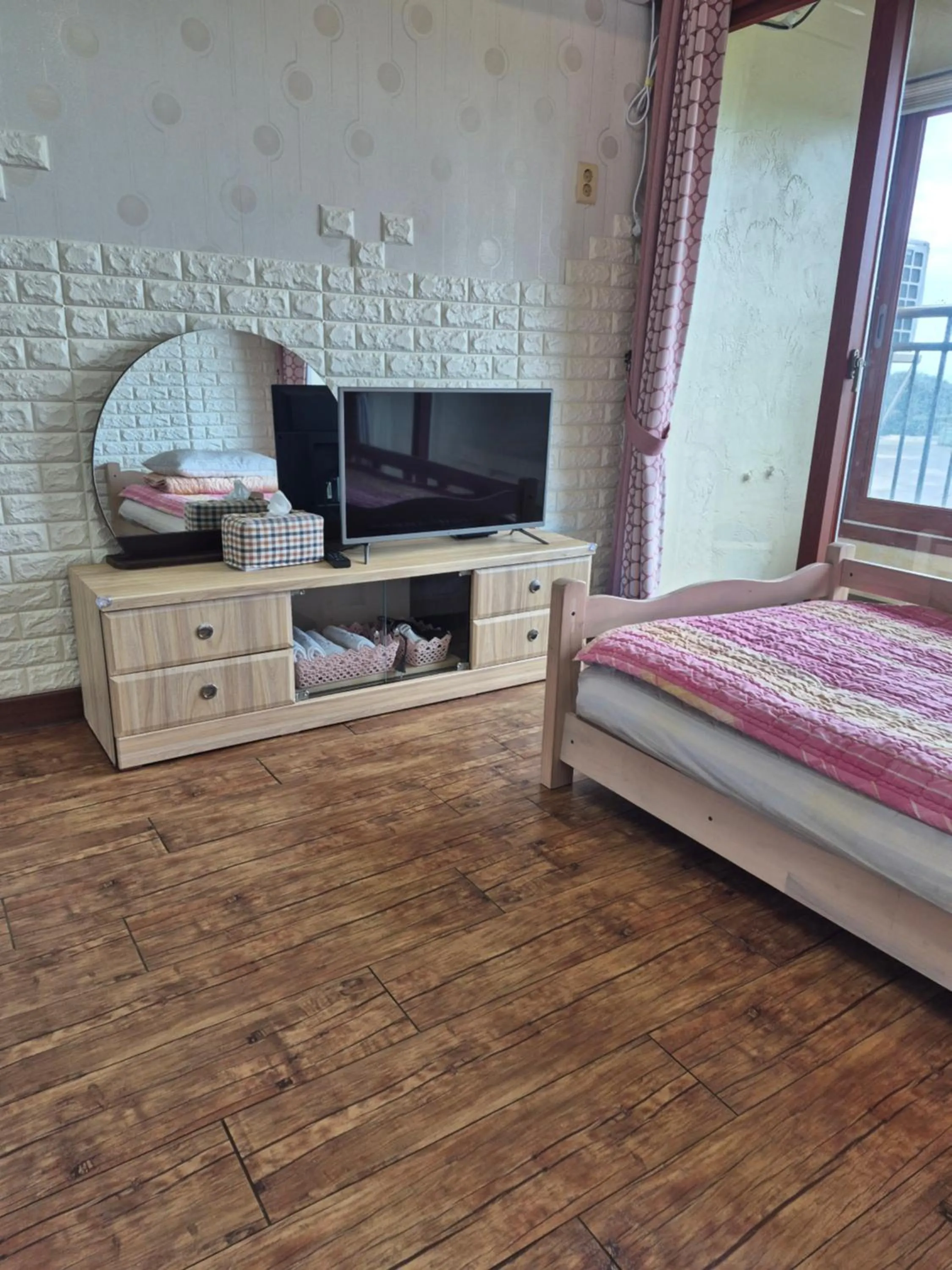 Photo of the whole room, Bed in Jun House