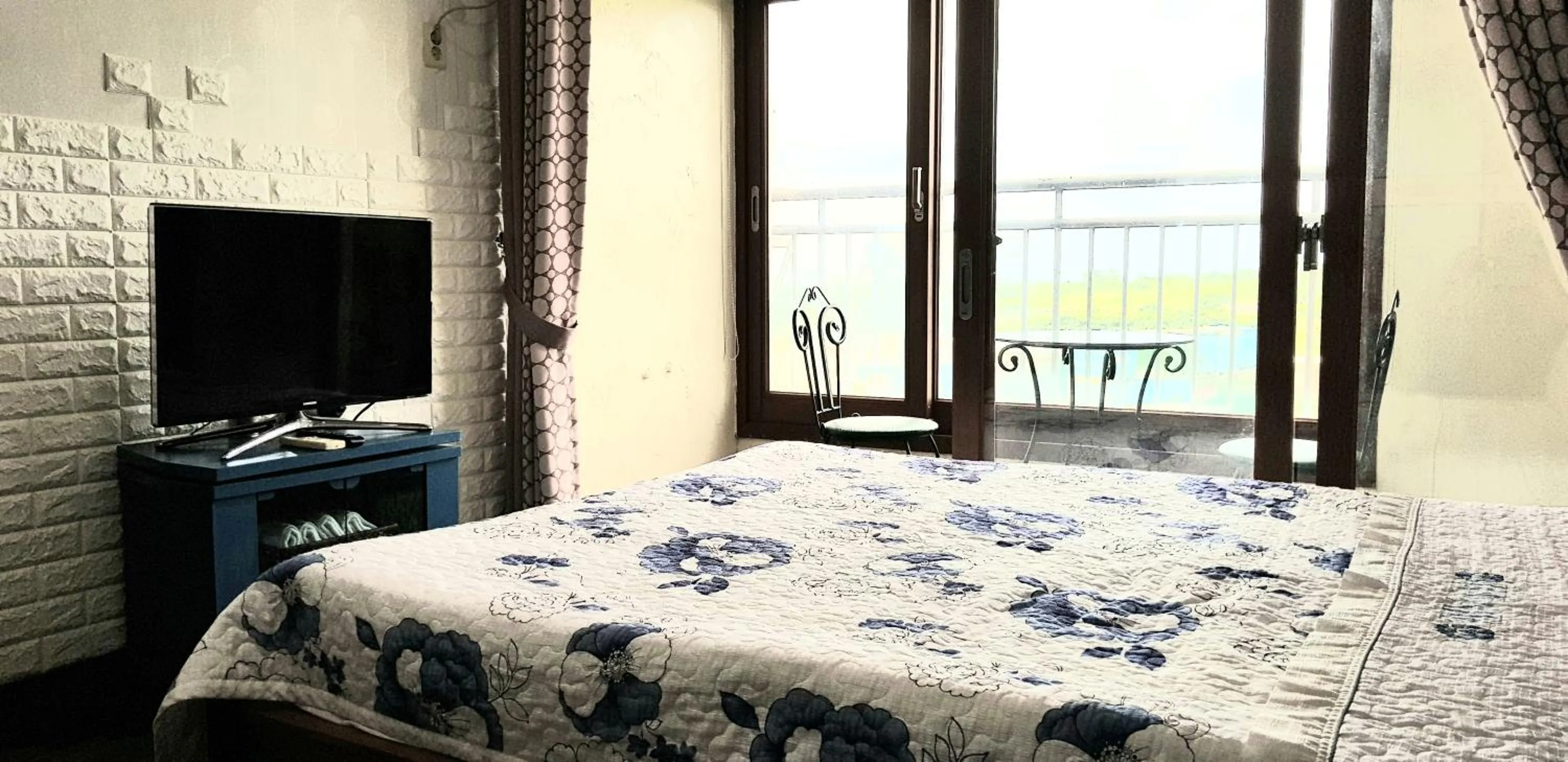 Photo of the whole room, Bed in Jun House