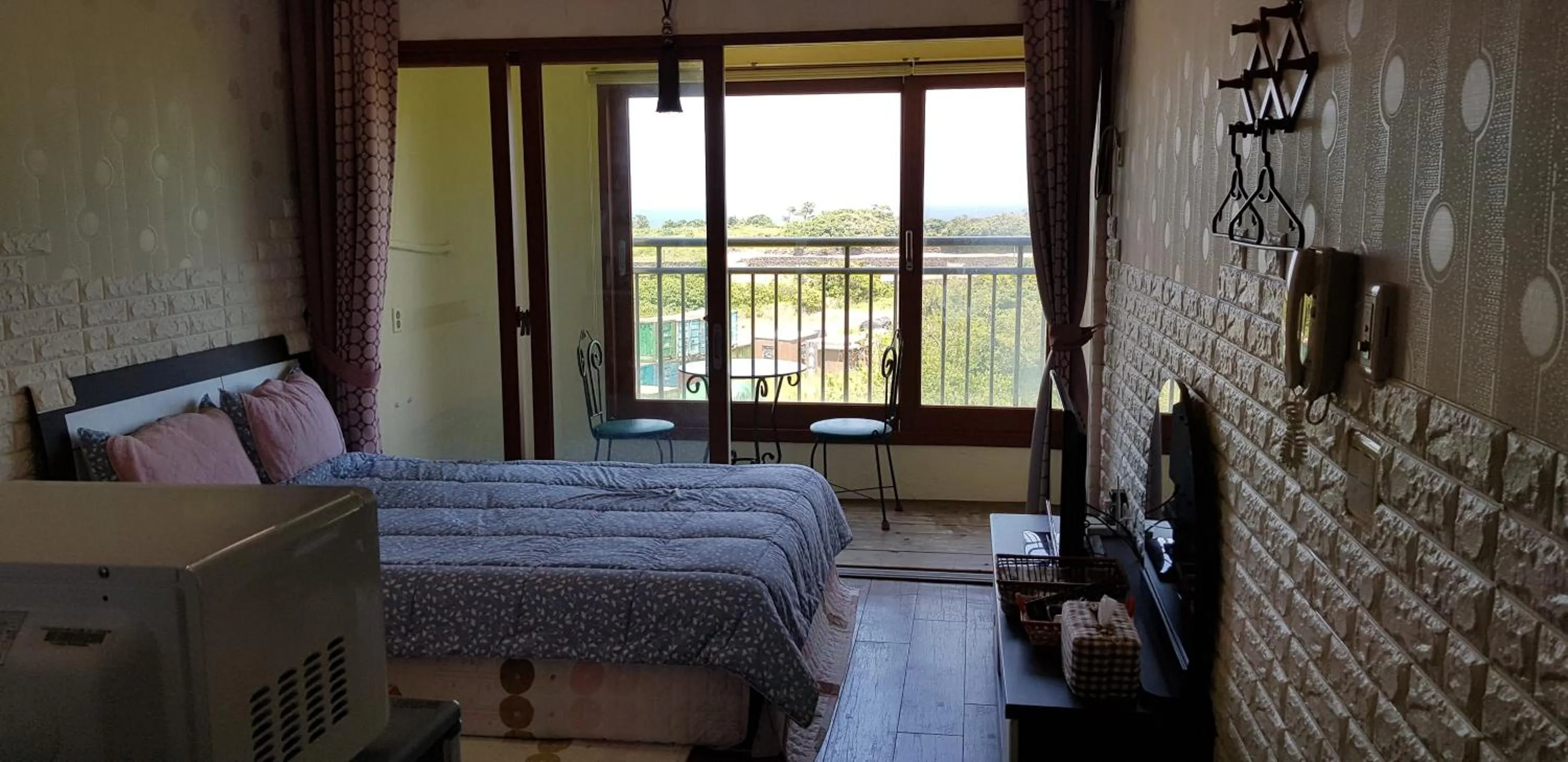 Photo of the whole room, Bed in Jun House