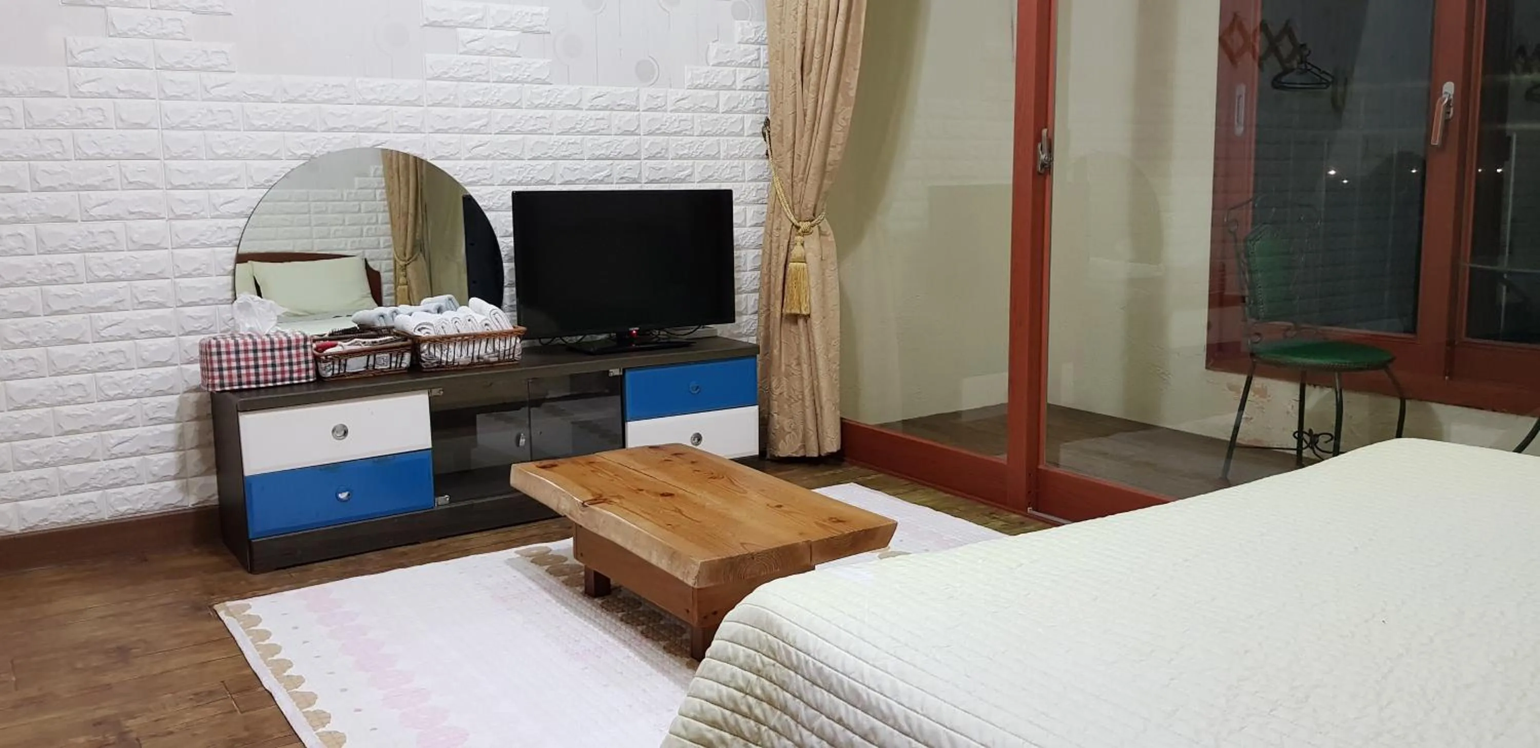 Photo of the whole room, Bed in Jun House