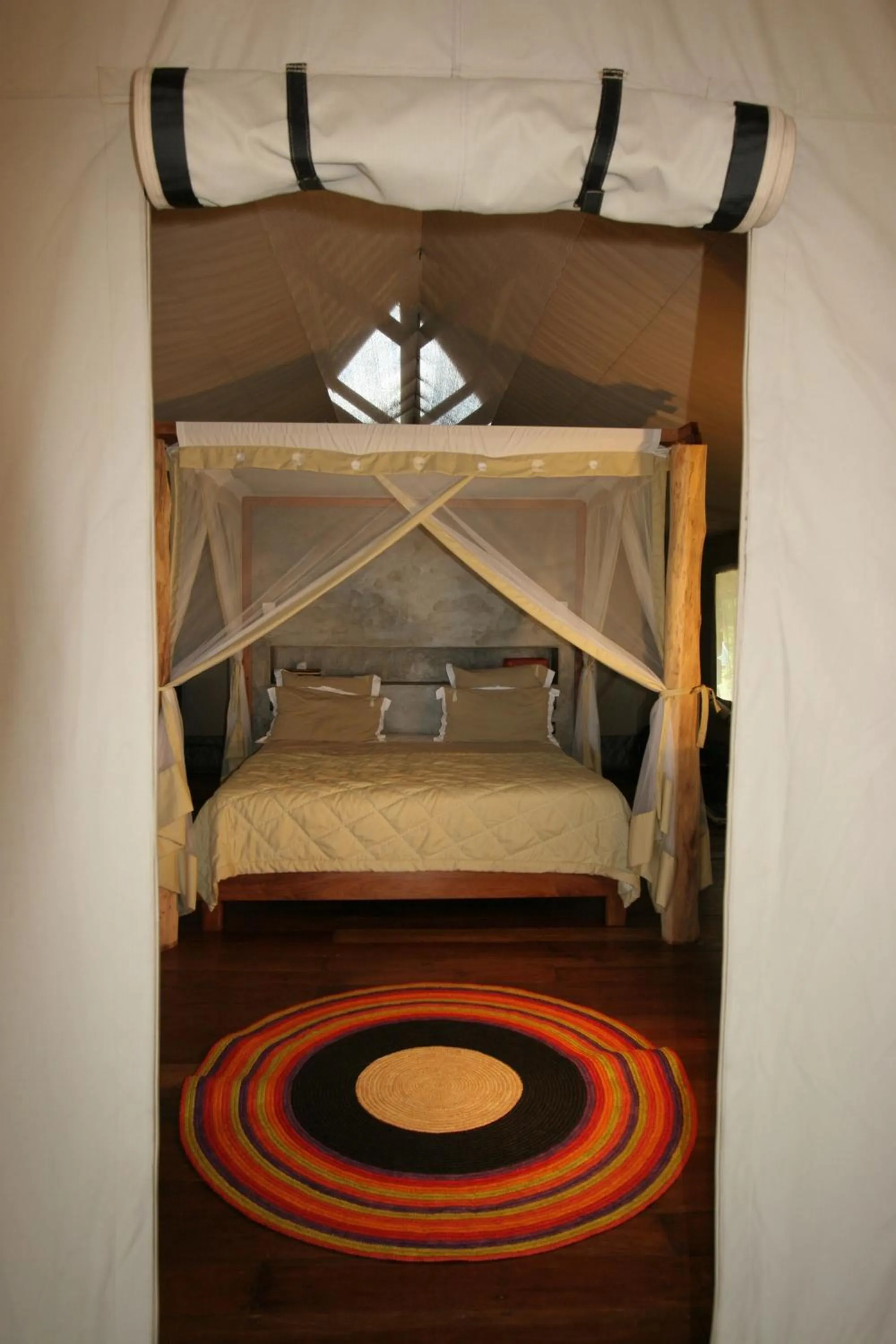 Photo of the whole room, Bed in Eden Lodge