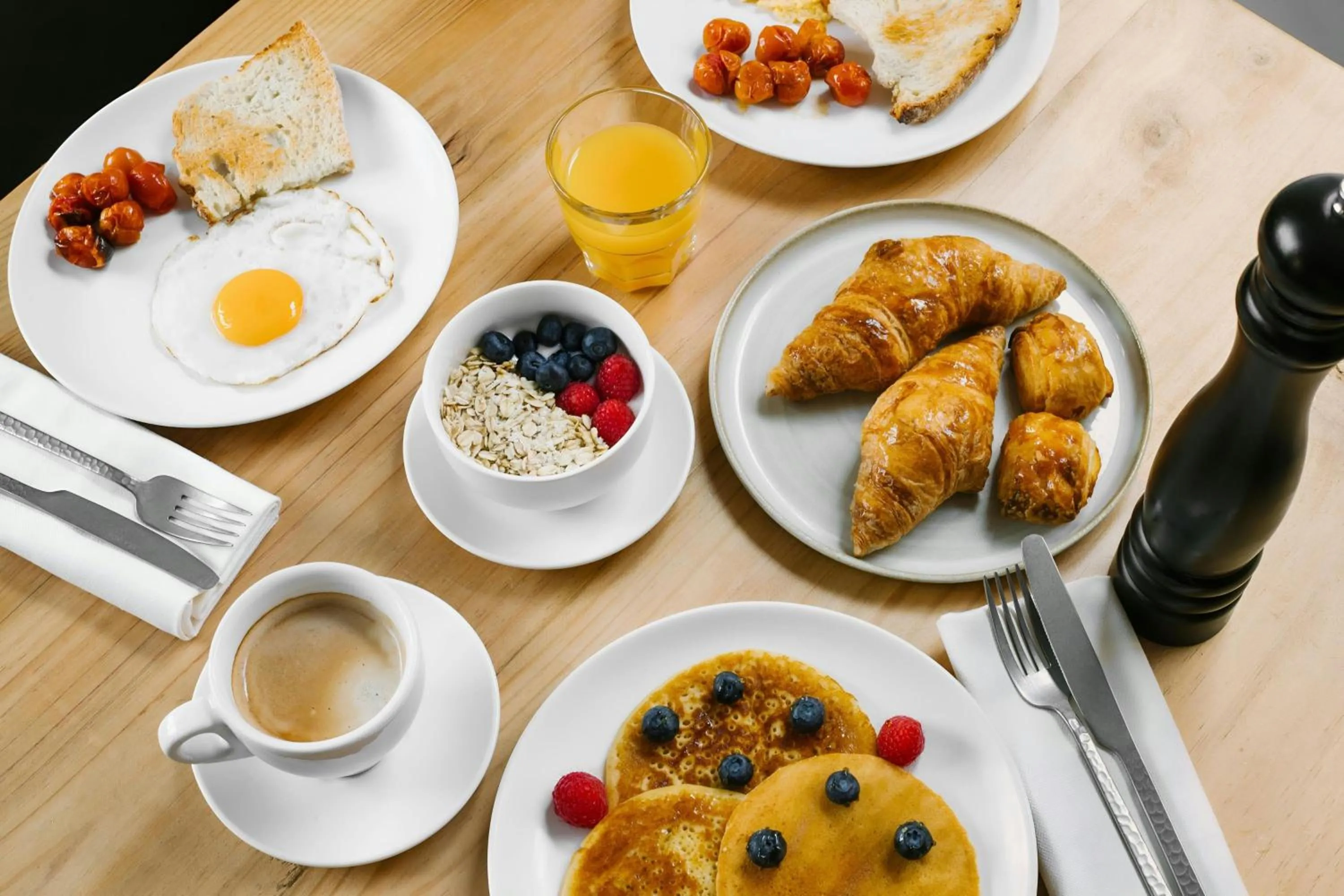 Restaurant/places to eat in La Casa Del Sol Hotel Gracia District, Sonder by Marriott Bonvoy