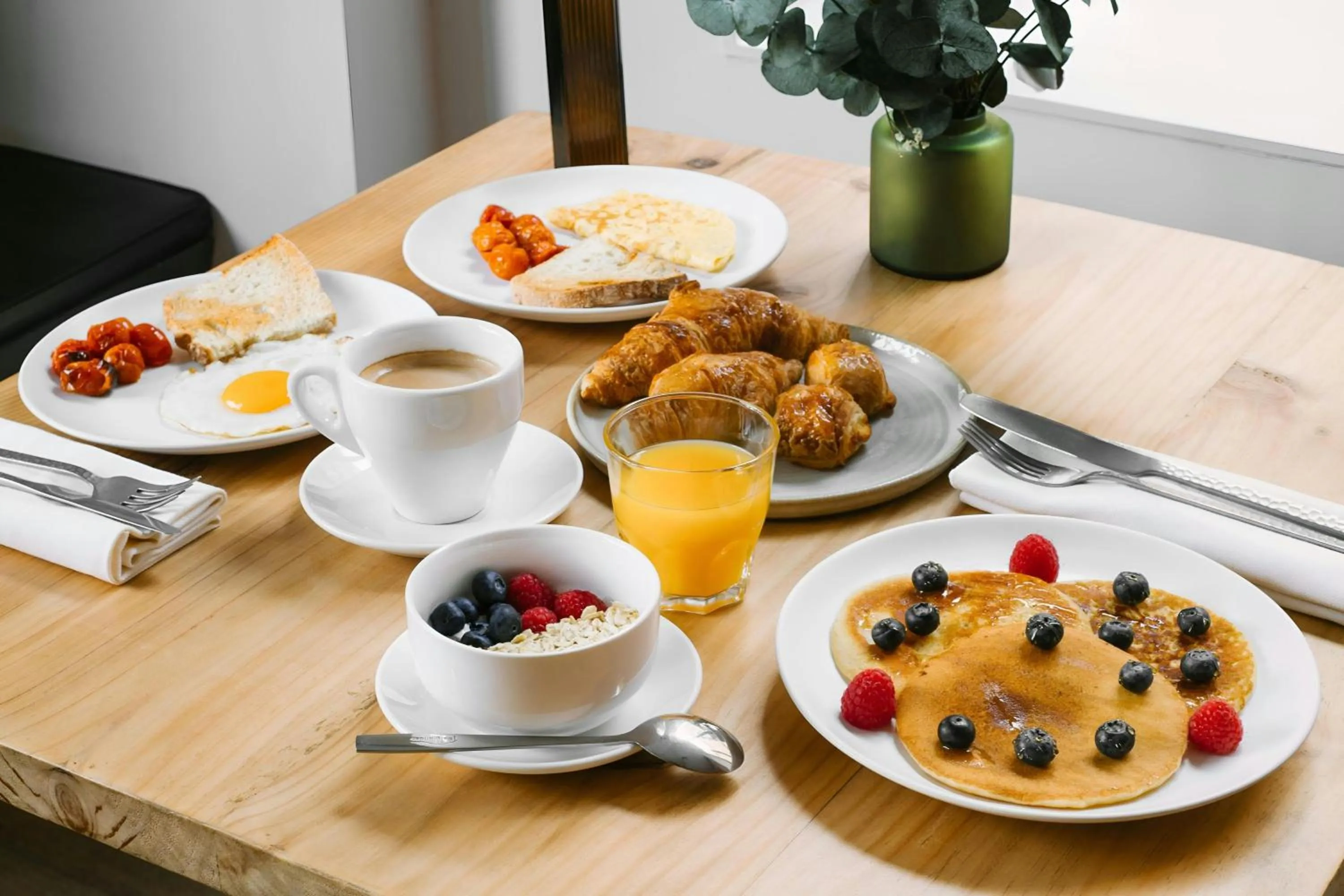 Restaurant/places to eat in La Casa Del Sol Hotel Gracia District, Sonder by Marriott Bonvoy