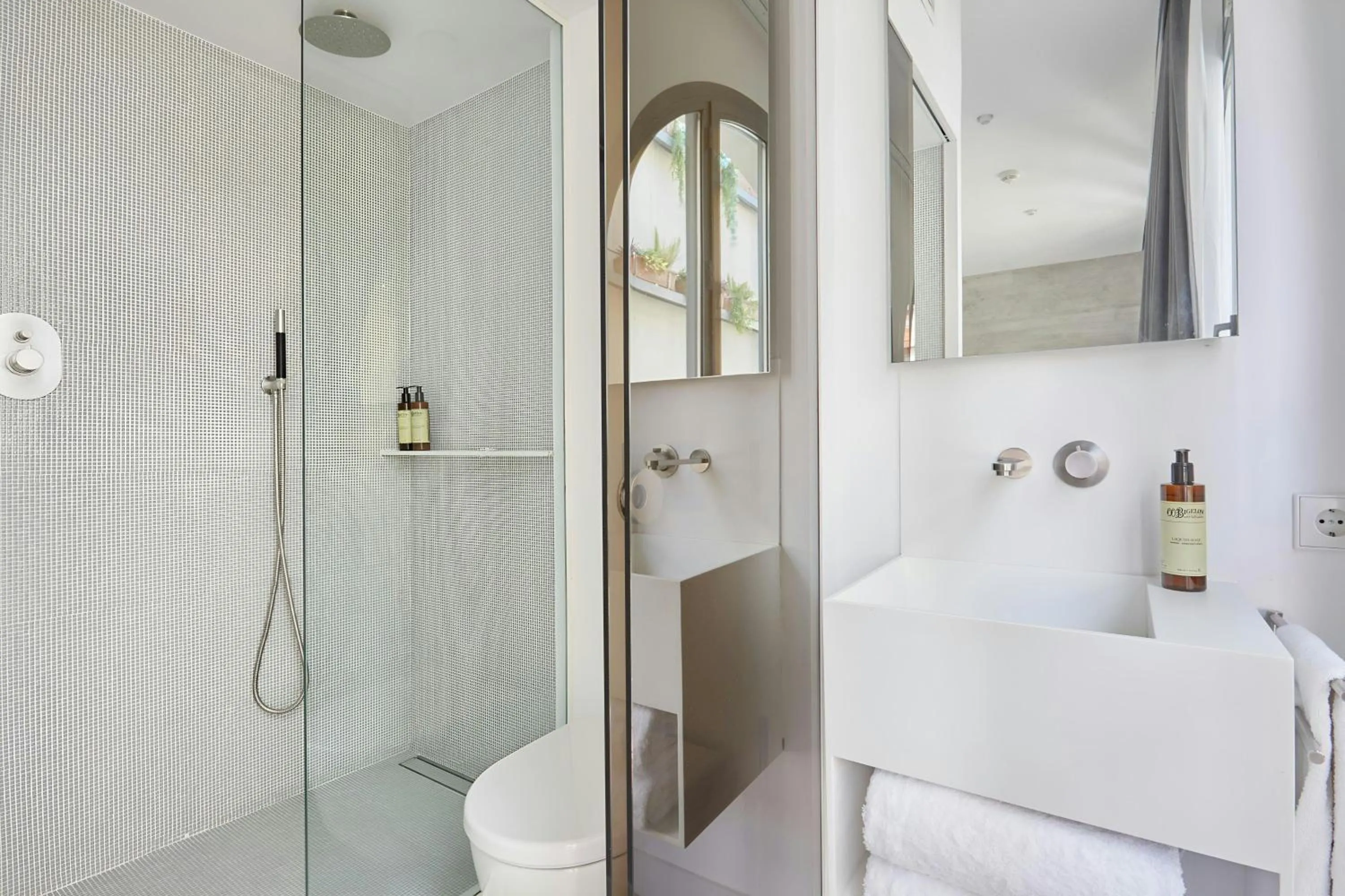 Bathroom in La Casa Del Sol Hotel Gracia District, Sonder by Marriott Bonvoy