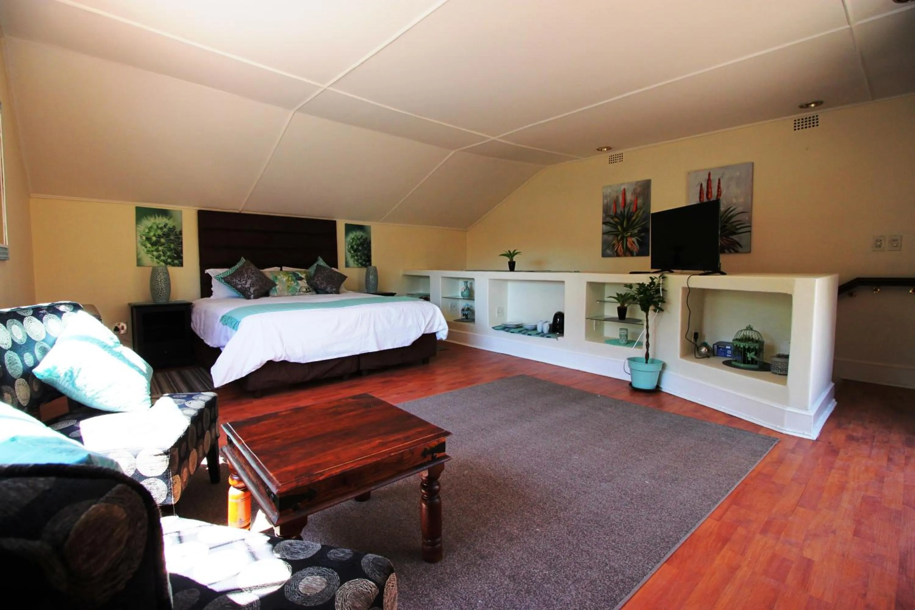 Photo of the whole room, Bed in House on Morninghill