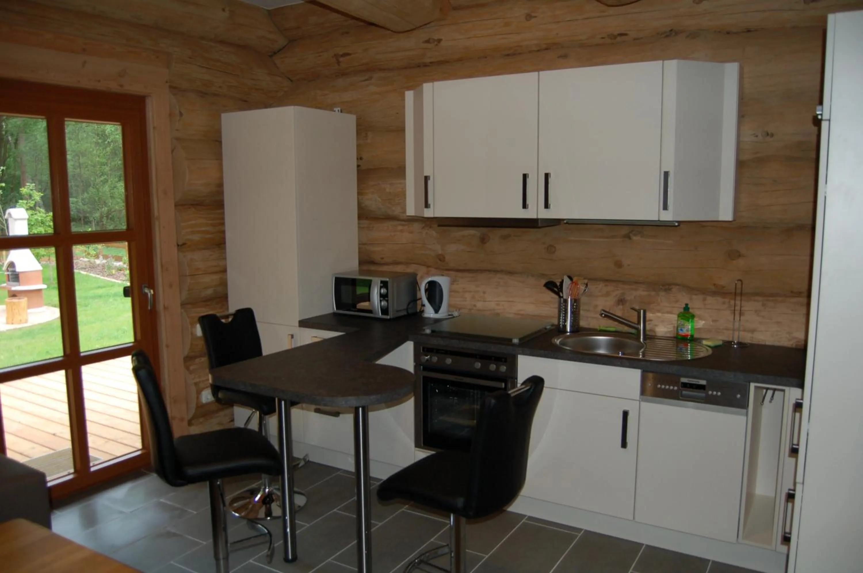 Kitchen or kitchenette in Naturstamm Ferienhaus