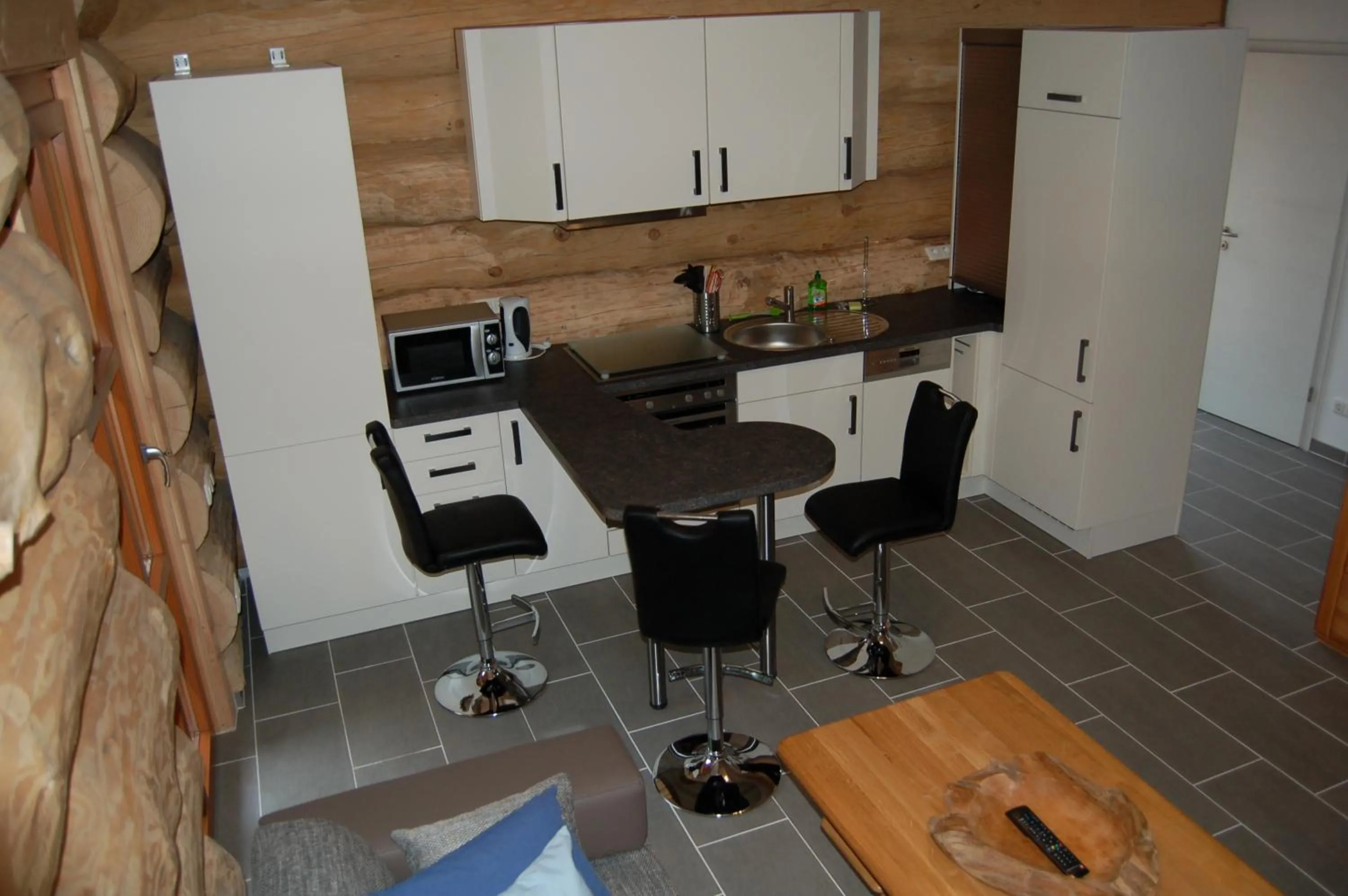 Kitchen or kitchenette in Naturstamm Ferienhaus