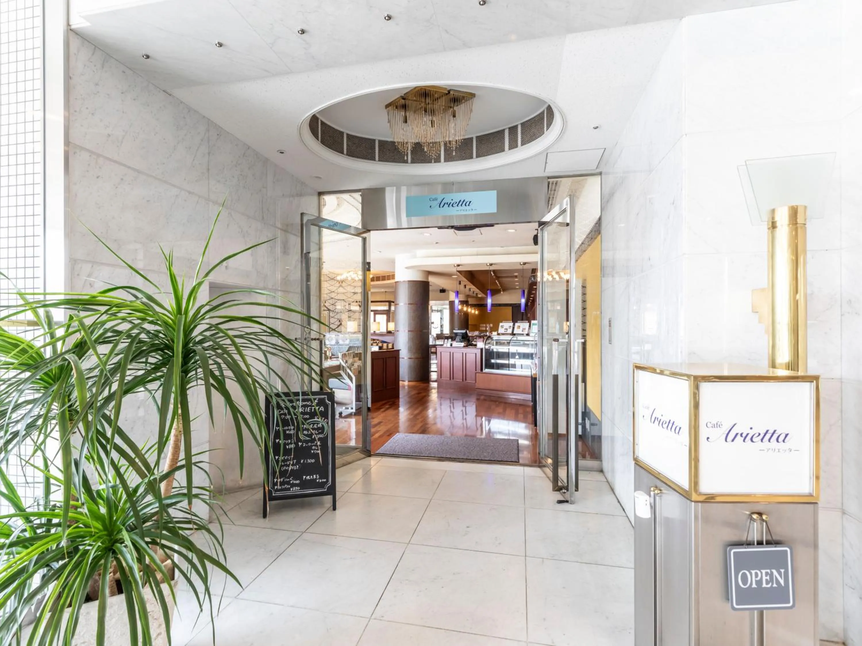 Restaurant/places to eat in Century Plaza Hotel