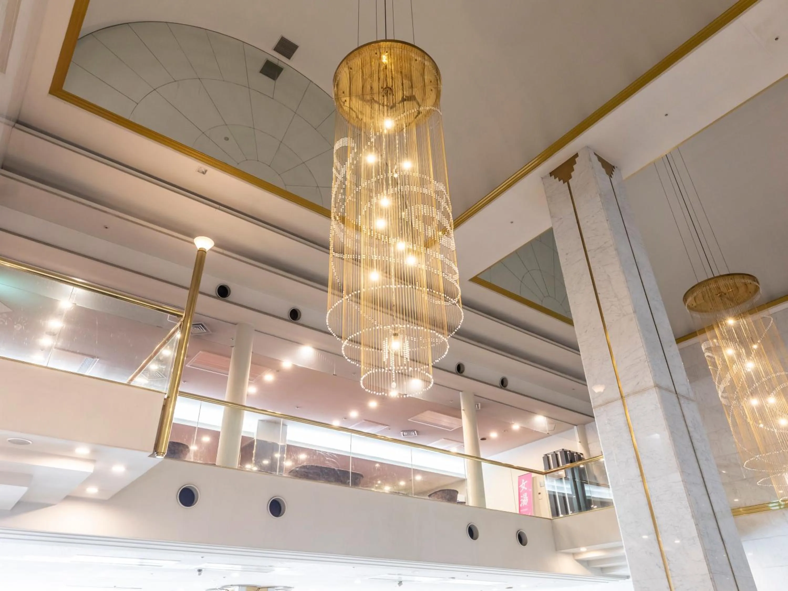 Area and facilities in Century Plaza Hotel