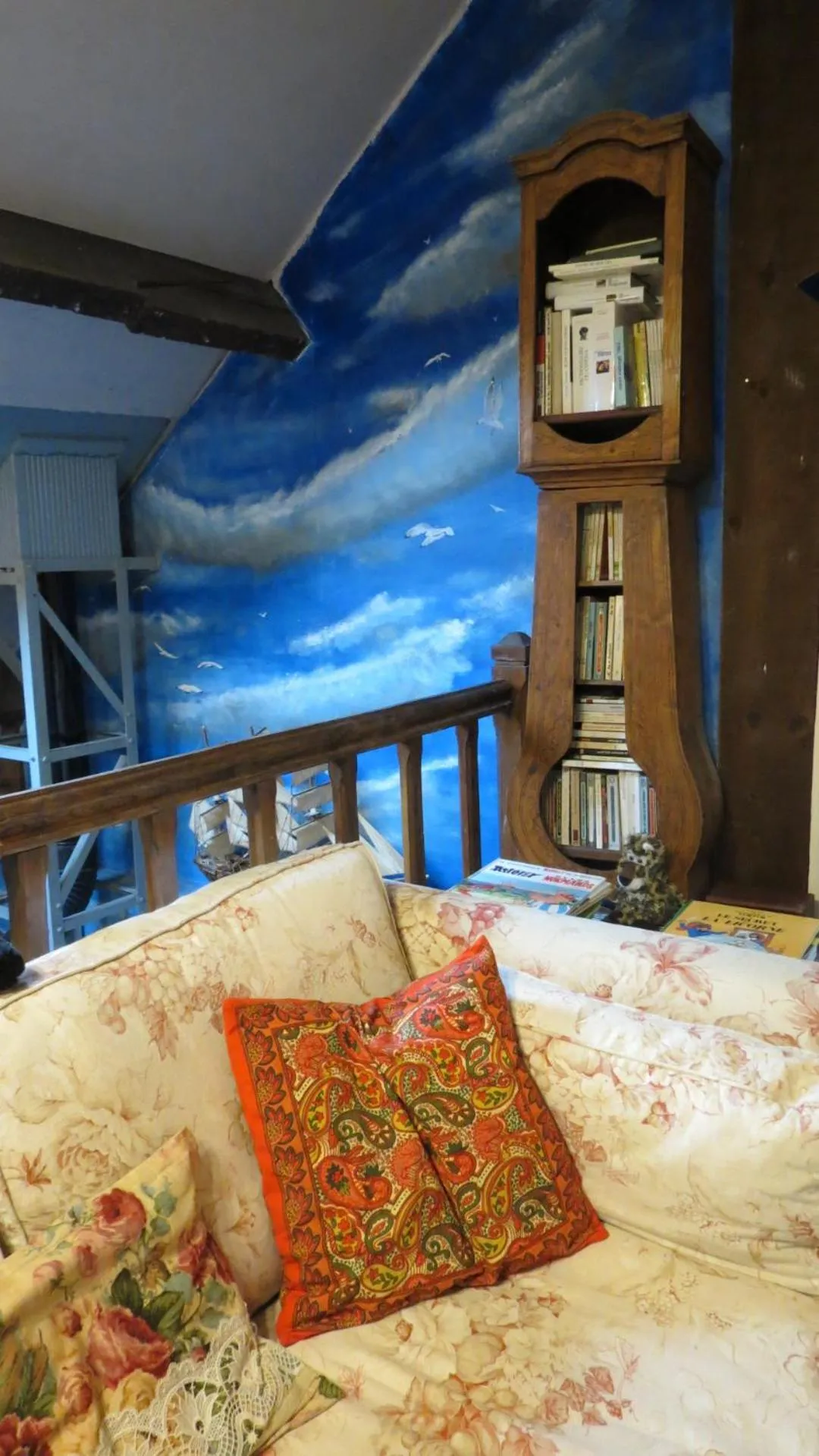 Library, Bed in Le Chant Des Fees