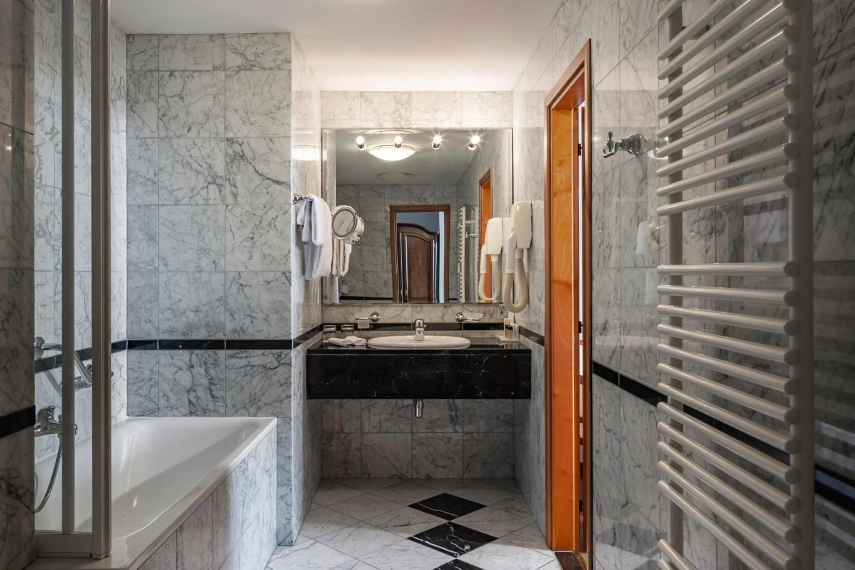 Shower in Grand Hotel Bonavia