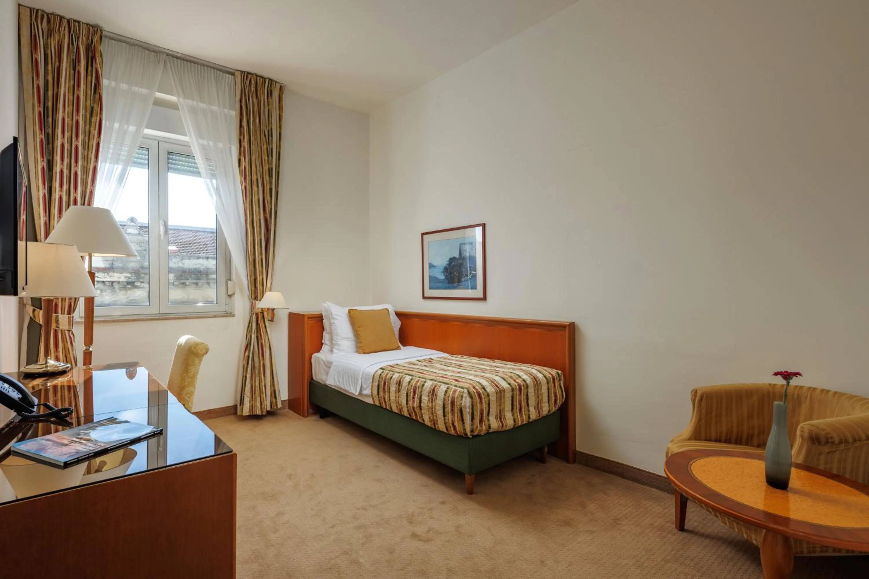 Photo of the whole room, Bed in Grand Hotel Bonavia