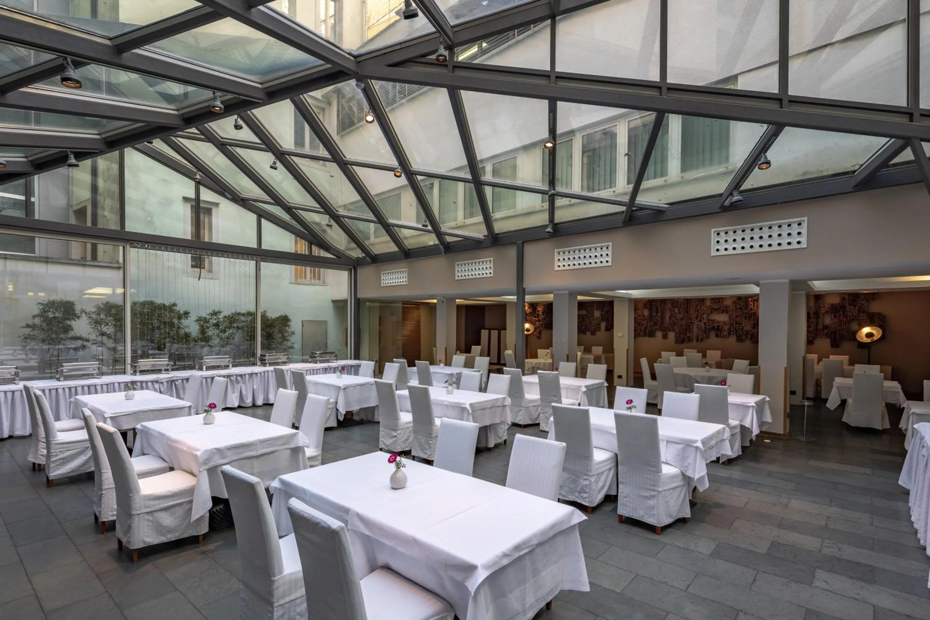 Restaurant/places to eat in Grand Hotel Bonavia