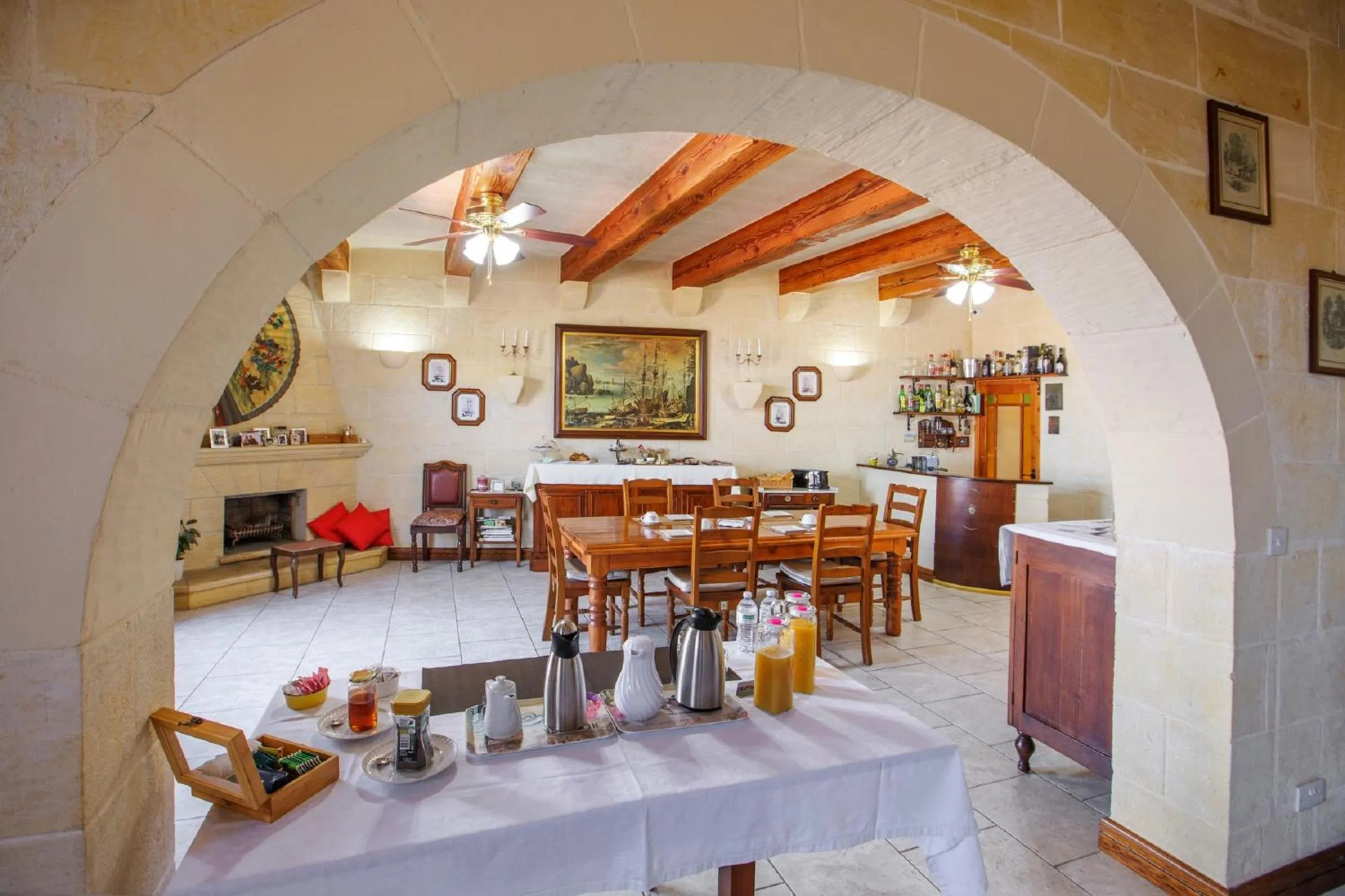 Lounge or bar in L'Ghorfa