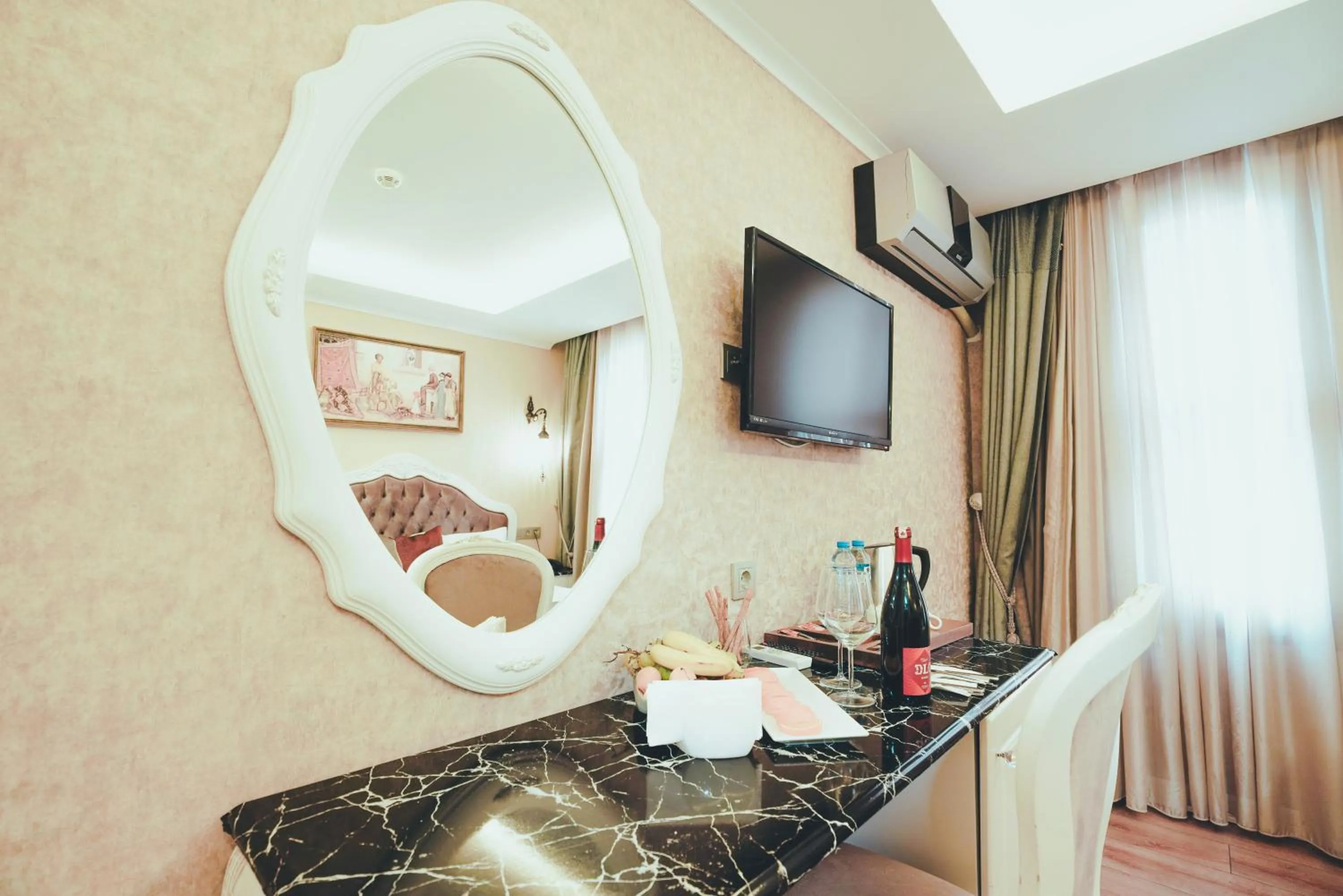 TV and multimedia in Bon Hotel Old City