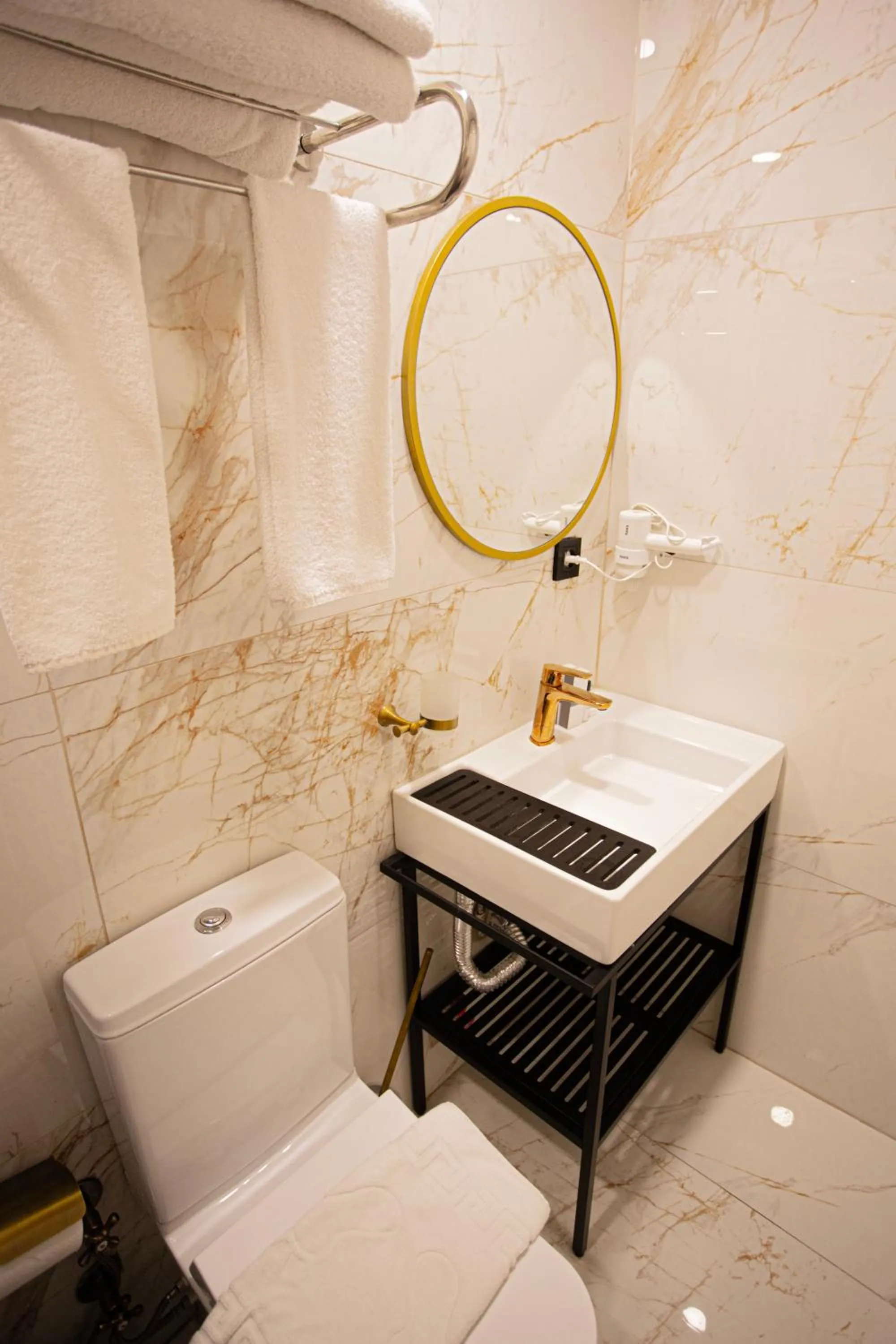 Shower in Bon Hotel Old City