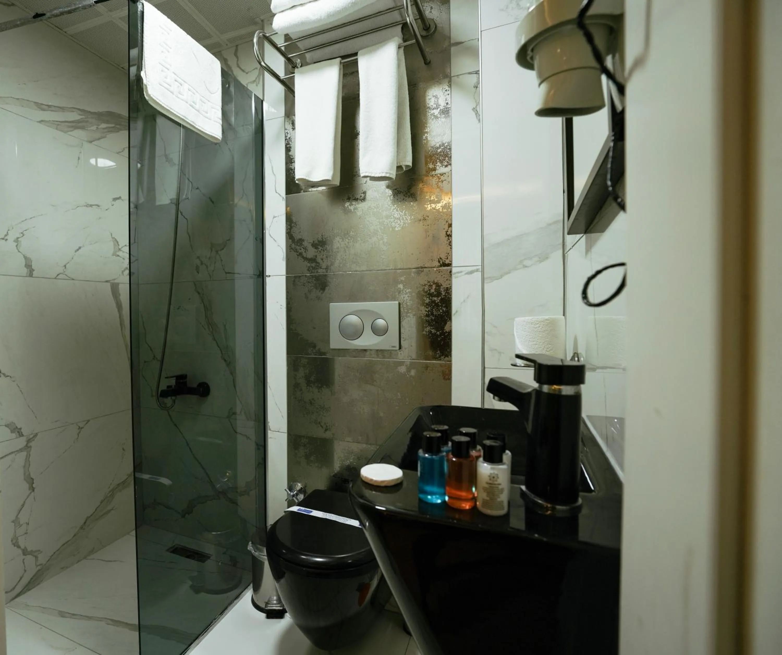 Shower in Bon Hotel Old City