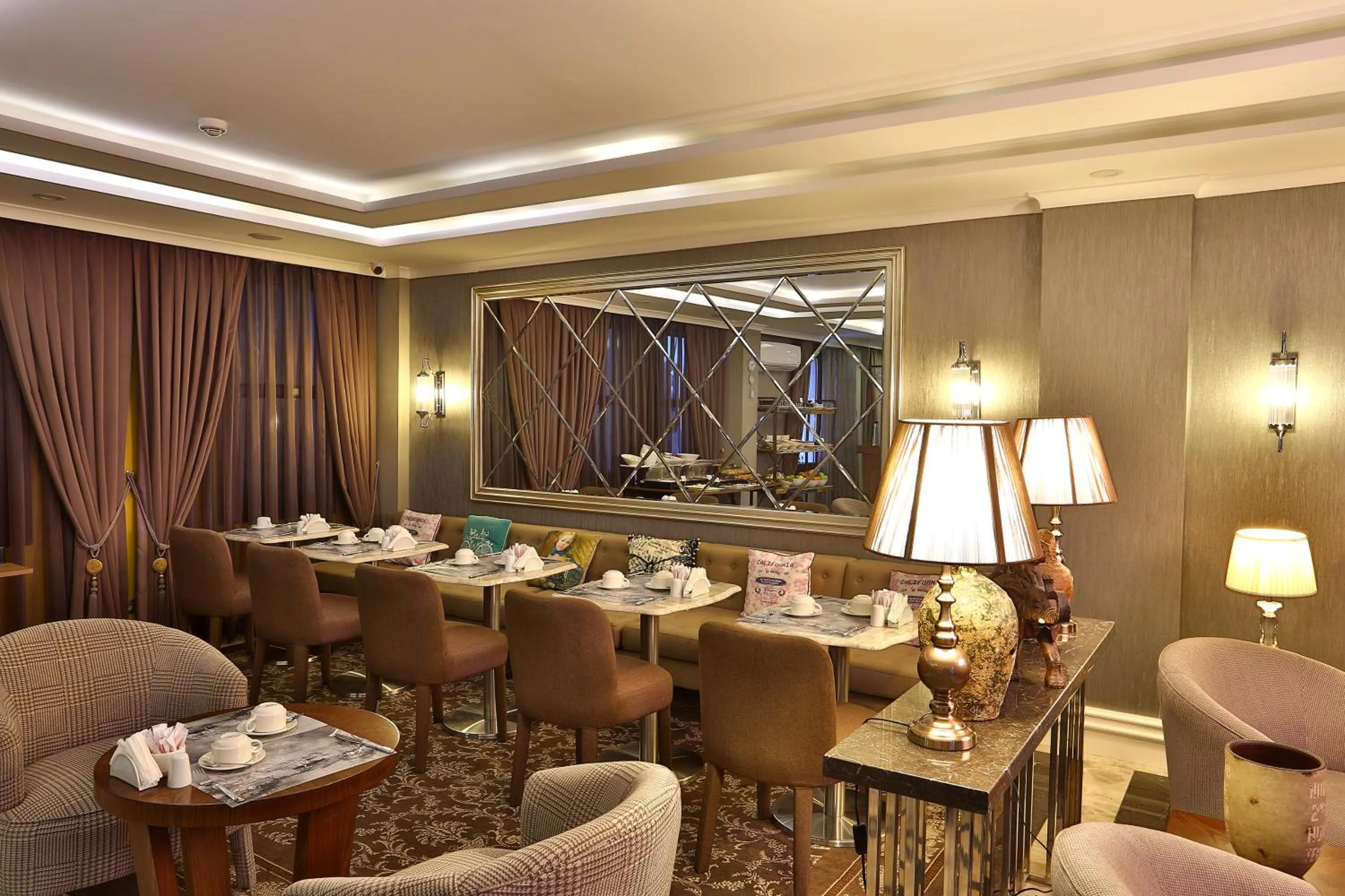 Lobby or reception in Bon Hotel Old City