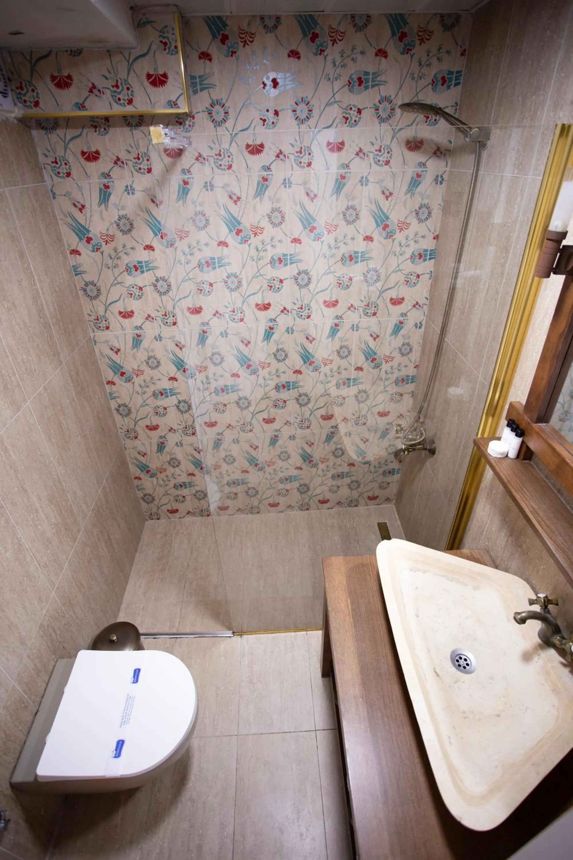 Shower in Bon Hotel Old City