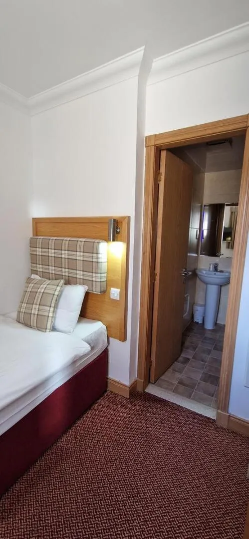 Bedroom, Bed in Loch Long Hotel