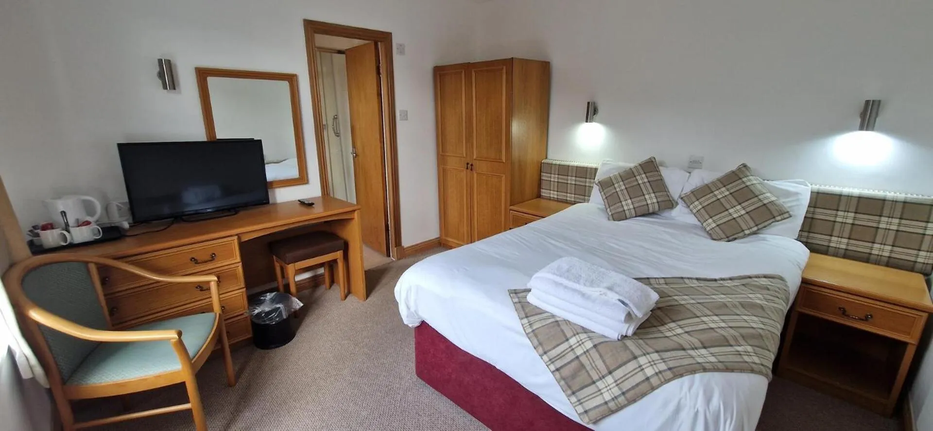 Photo of the whole room, Bed in Loch Long Hotel