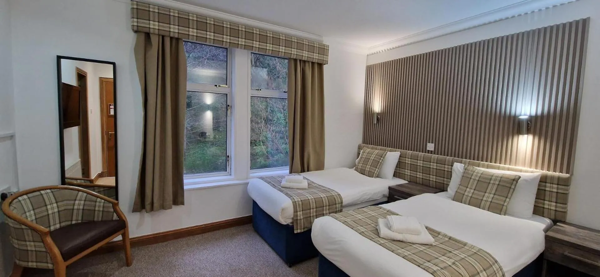 Bedroom, Bed in Loch Long Hotel