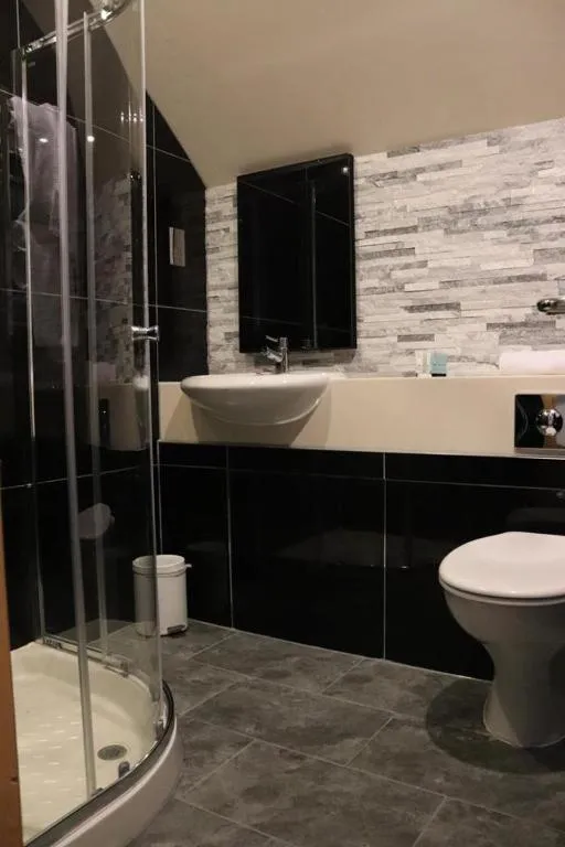 Shower in Loch Long Hotel