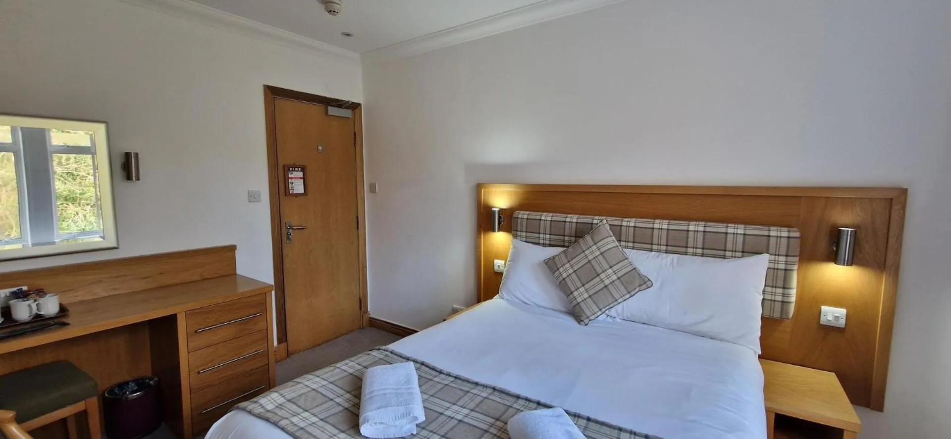 Bedroom, Bed in Loch Long Hotel