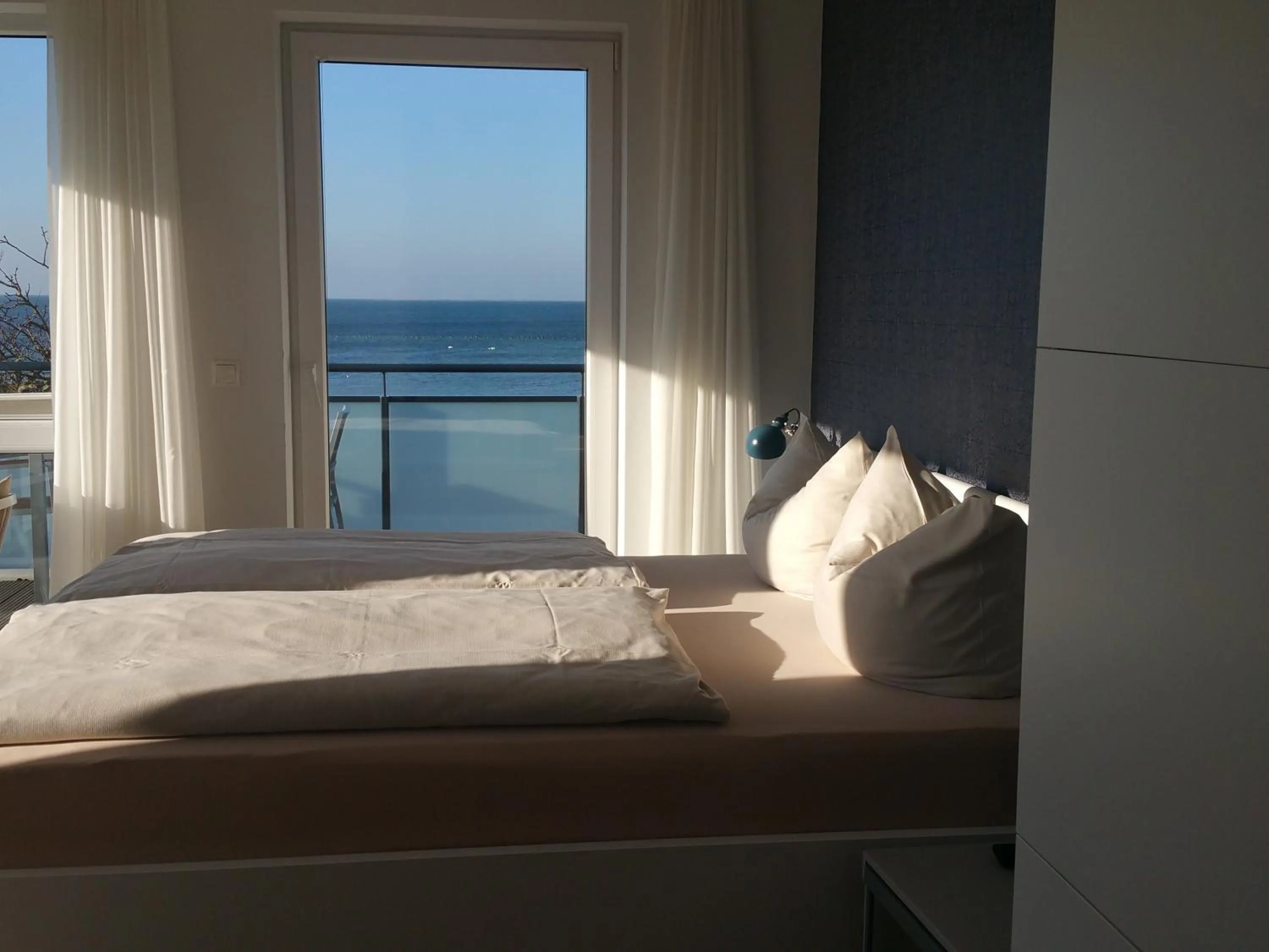 Property building, Bed in Haus Achtern Diek in erster Reihe am Meer
