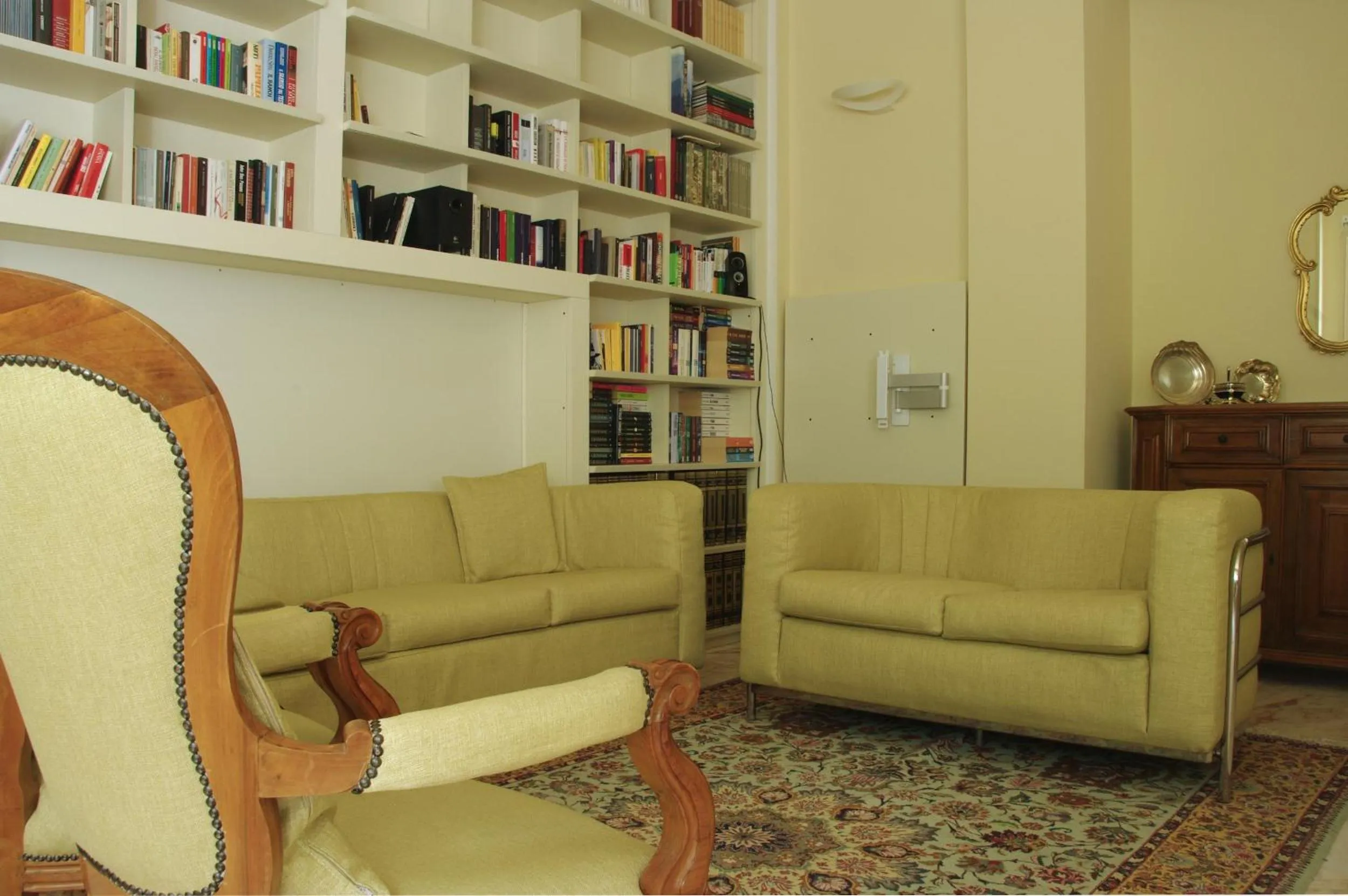 Communal lounge/ TV room in La Casa di Boz B&B