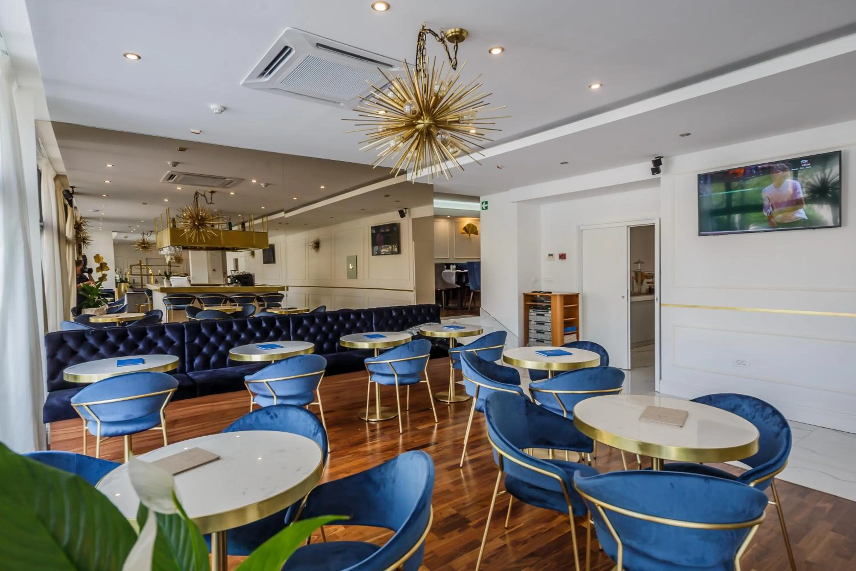 Restaurant/places to eat in Art Hotel