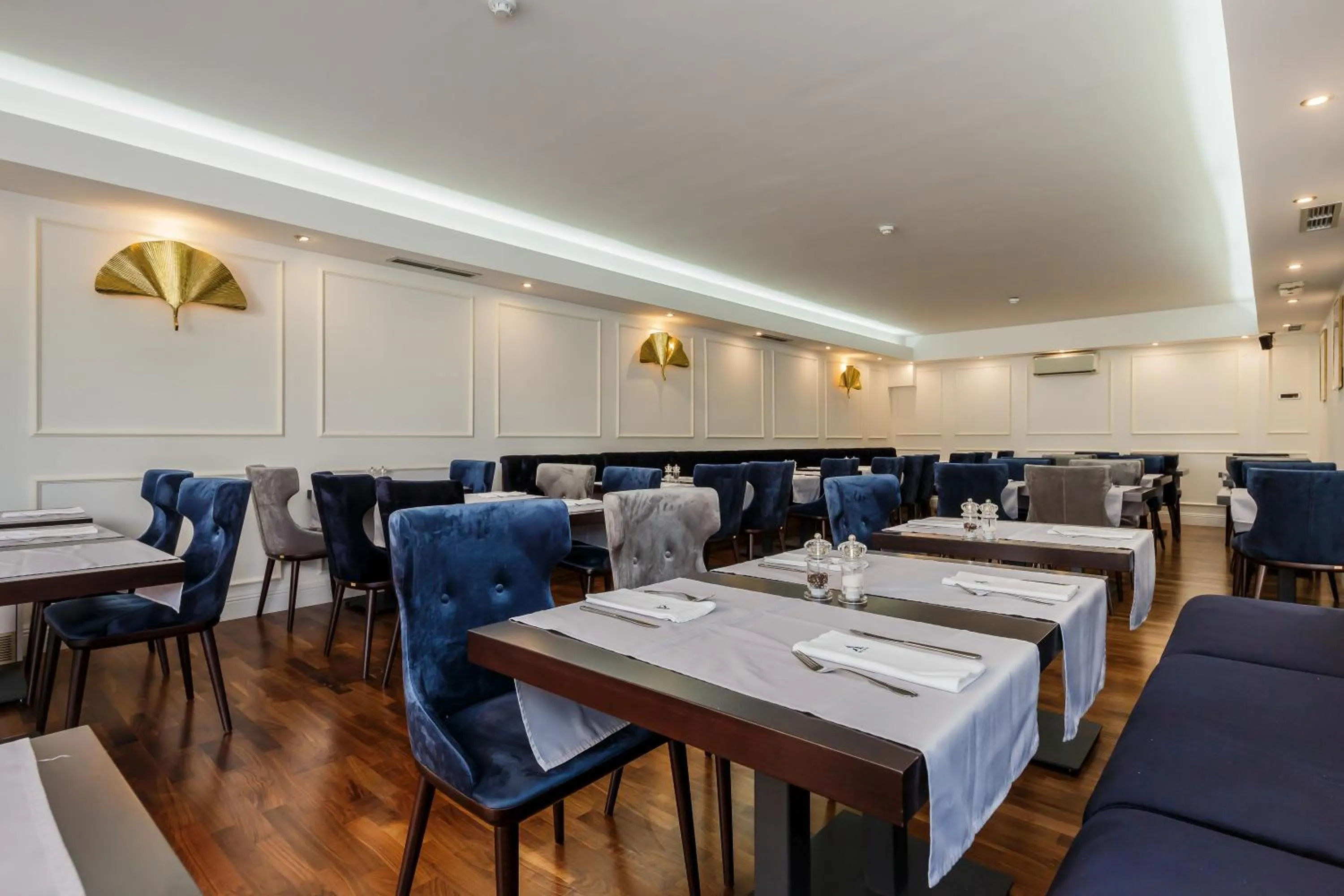 Restaurant/places to eat in Art Hotel