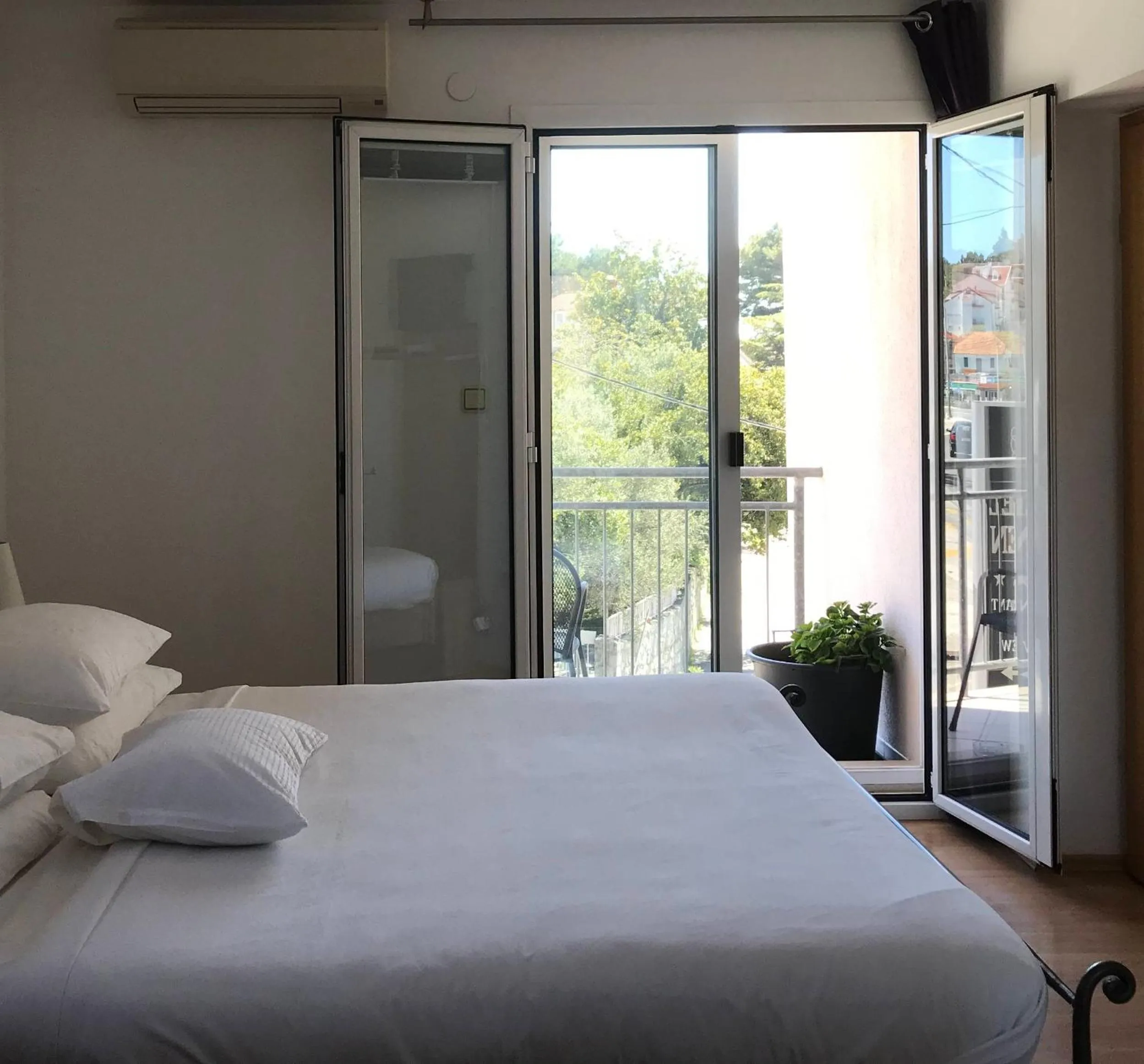 Balcony/Terrace, Bed in Pink Inn