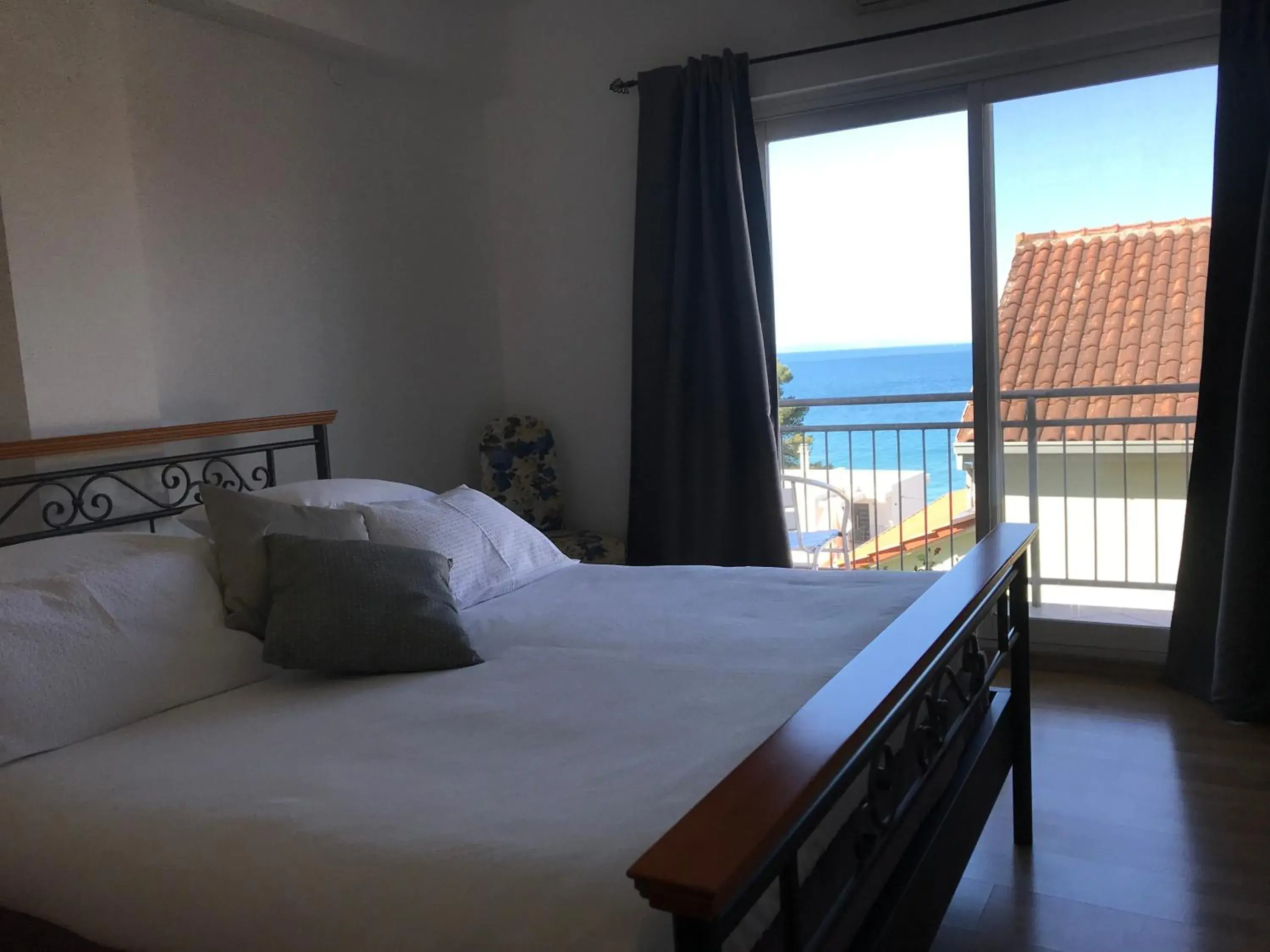 Queen Room with Balcony in Pink Inn Queen Room with Balcony in Pink Inn