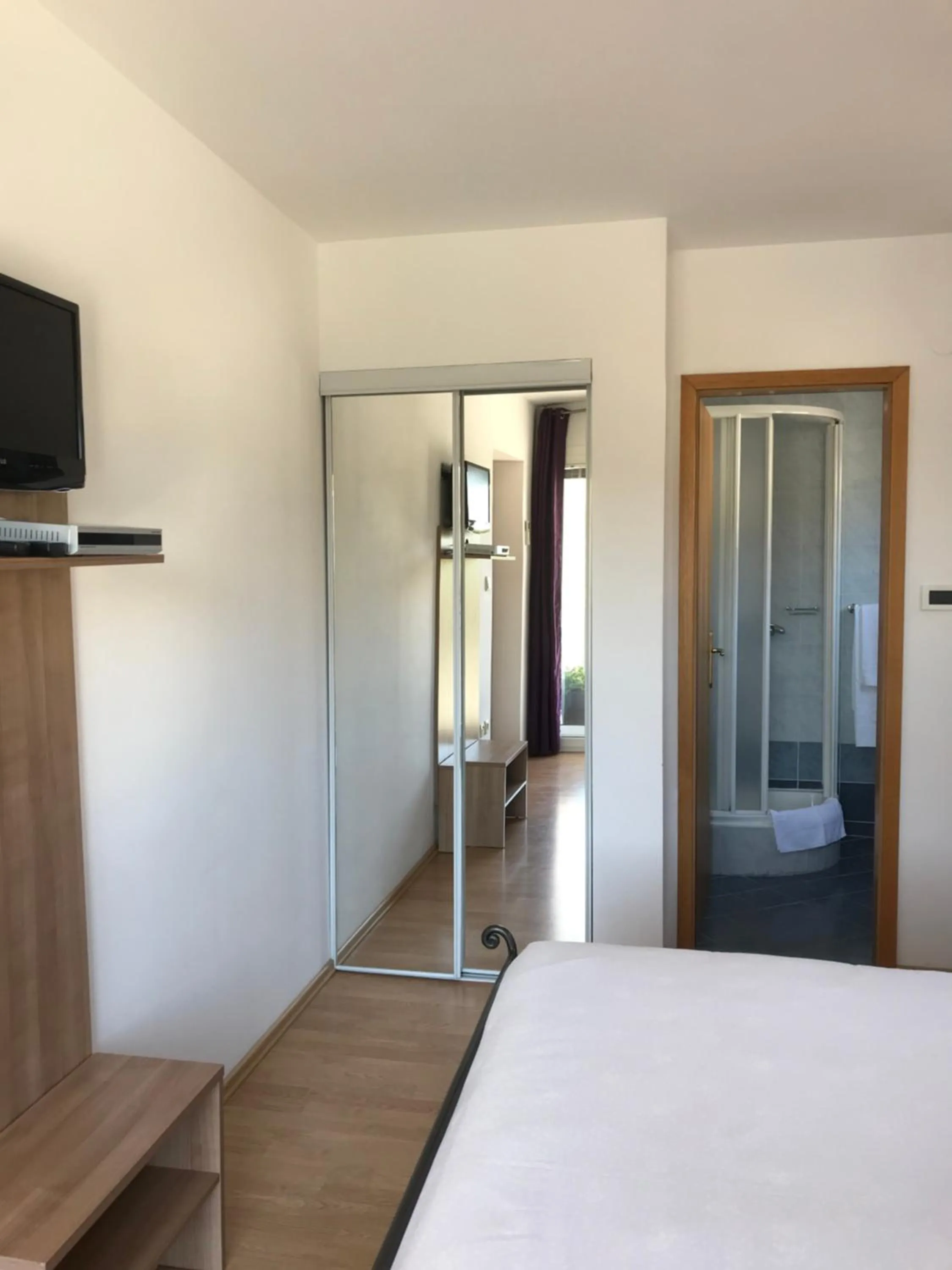 Bedroom, Bed in Pink Inn