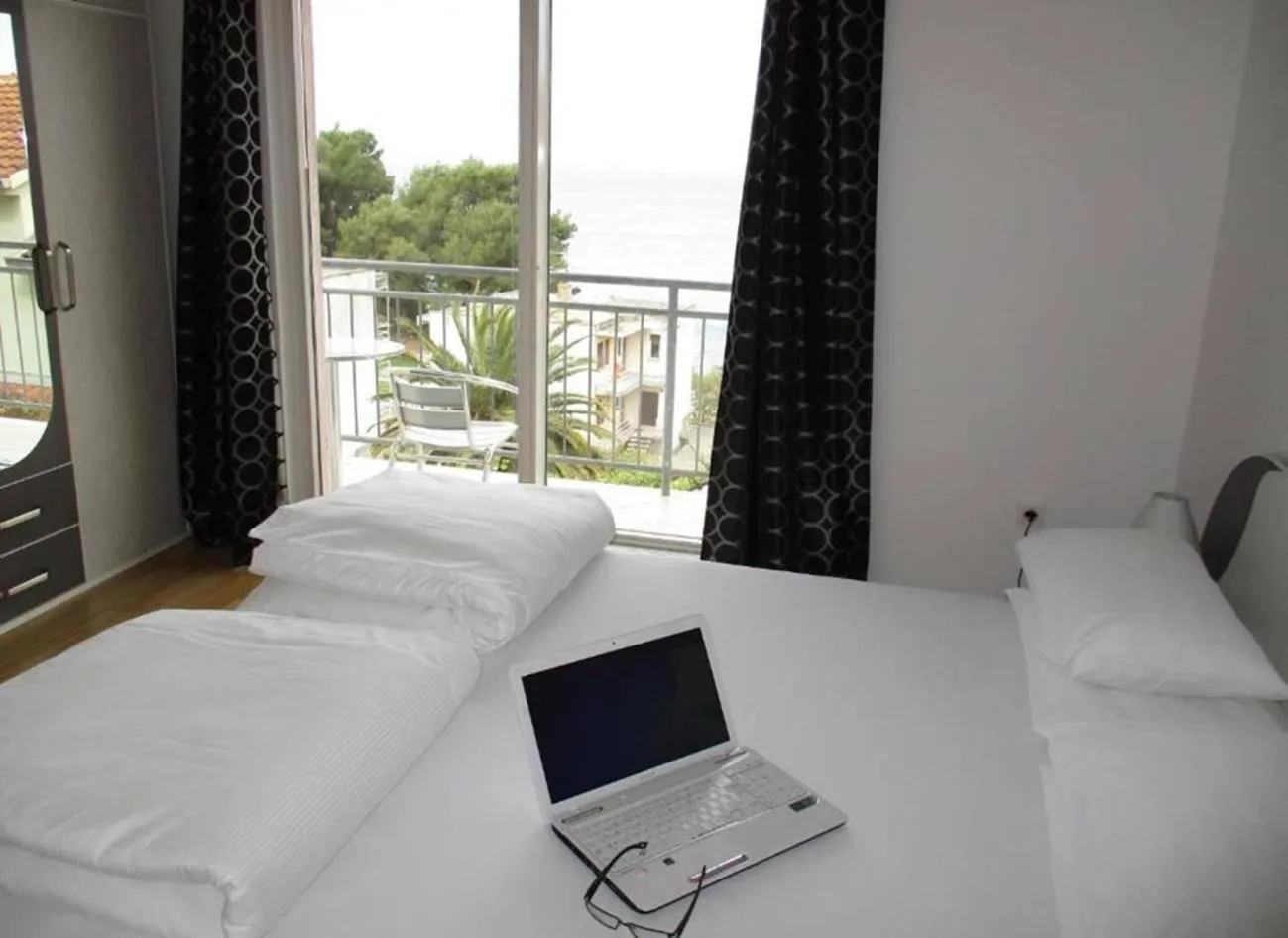 Bedroom, Bed in Pink Inn