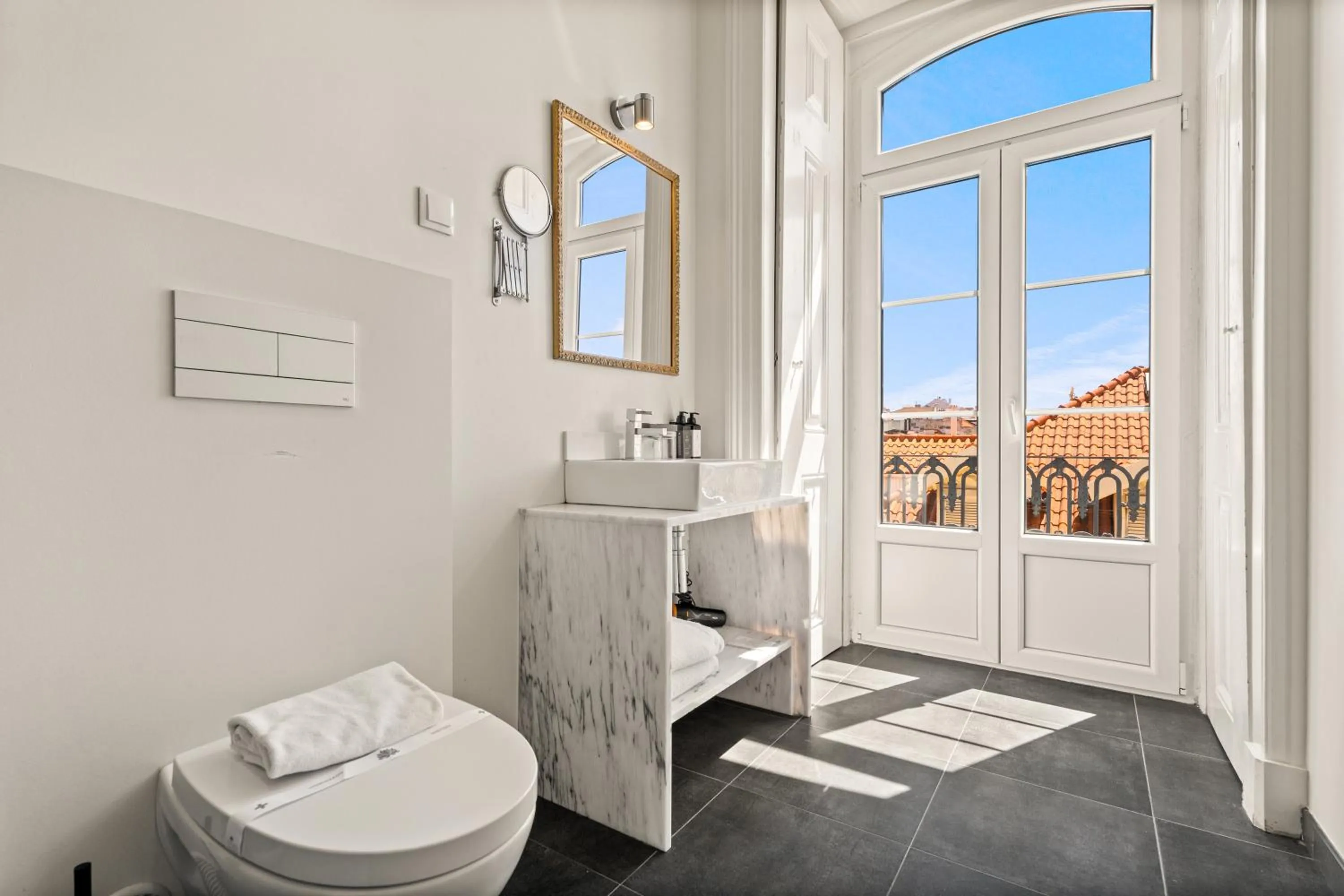 Bathroom in Tesouro da Baixa by Shiadu