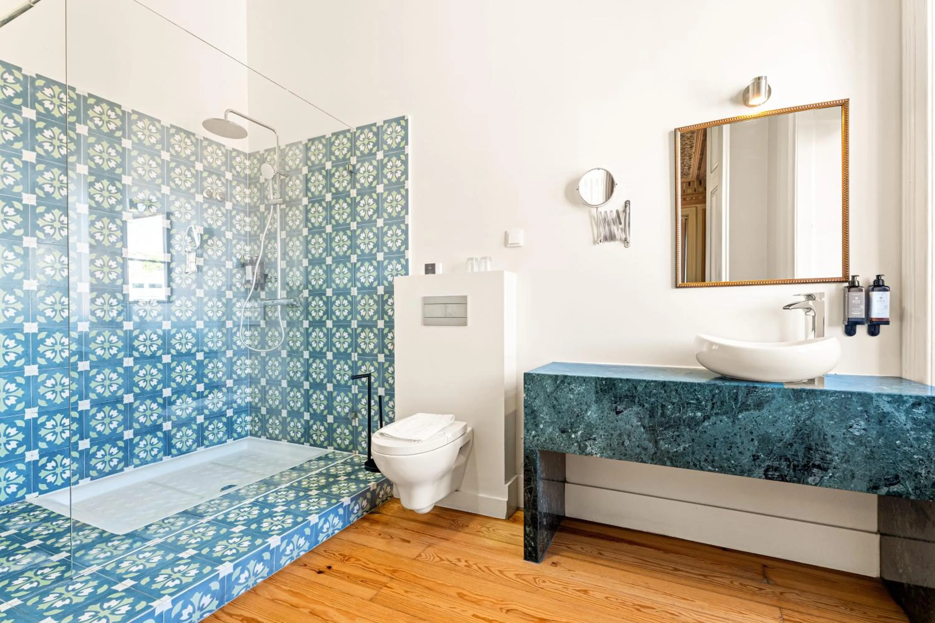 Bathroom in Tesouro da Baixa by Shiadu