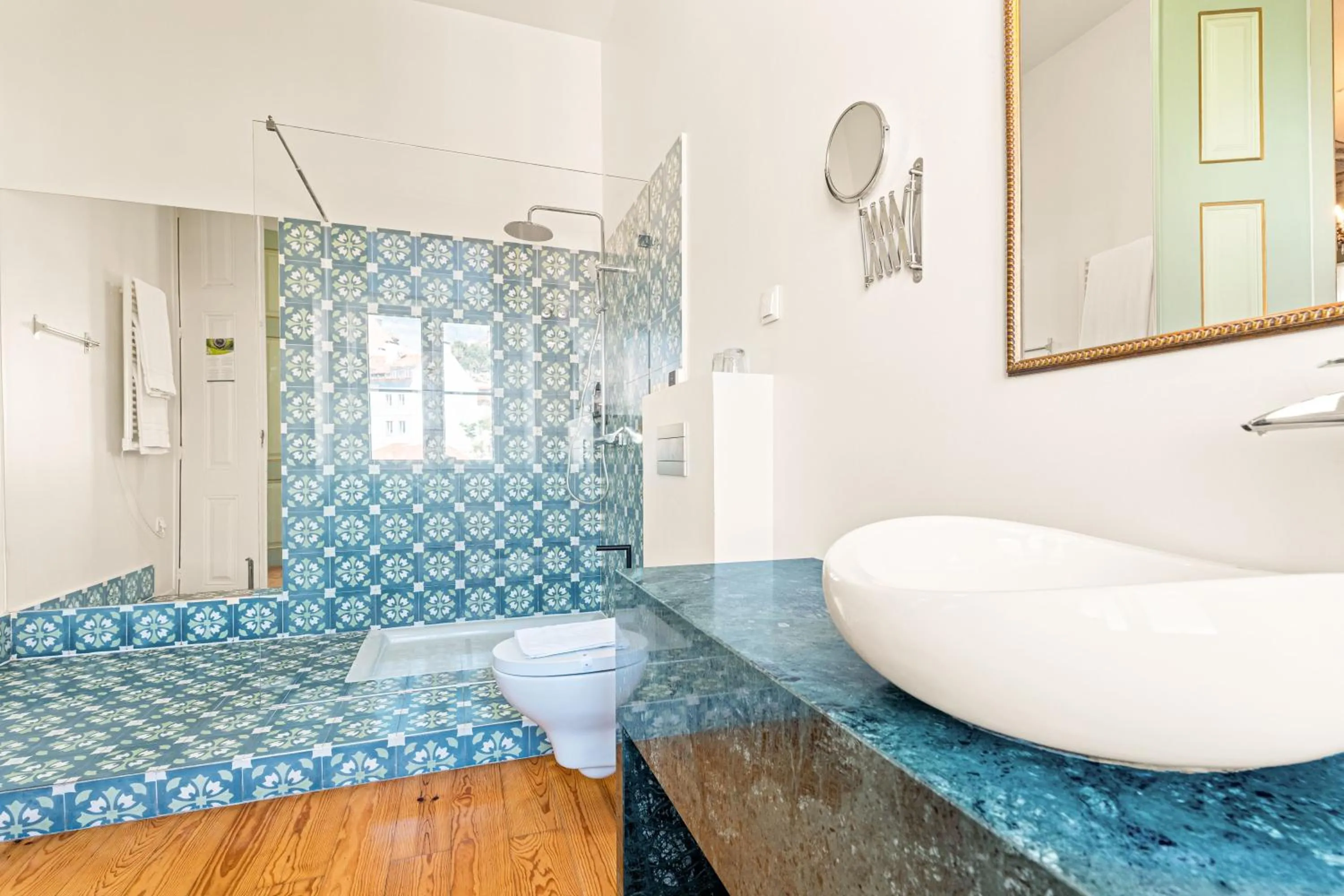 Bathroom in Tesouro da Baixa by Shiadu