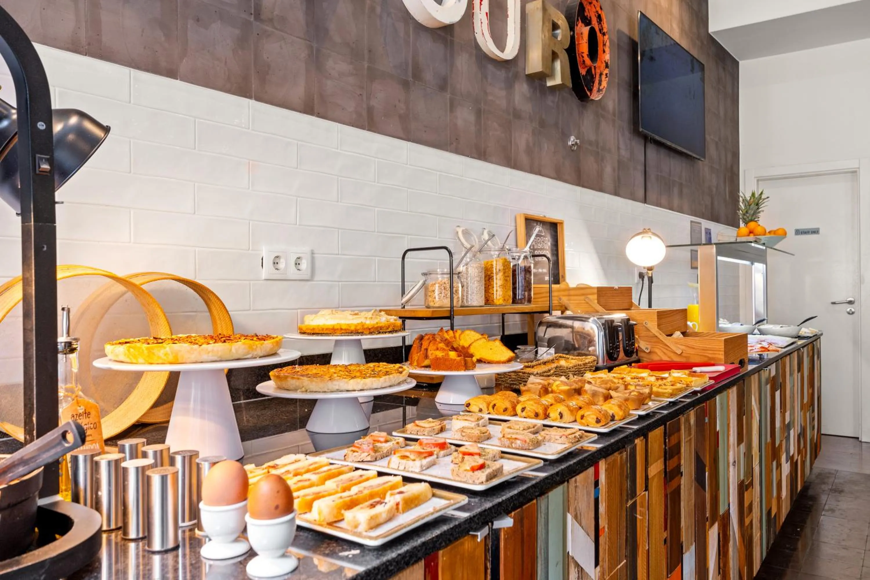 Continental breakfast in Tesouro da Baixa by Shiadu