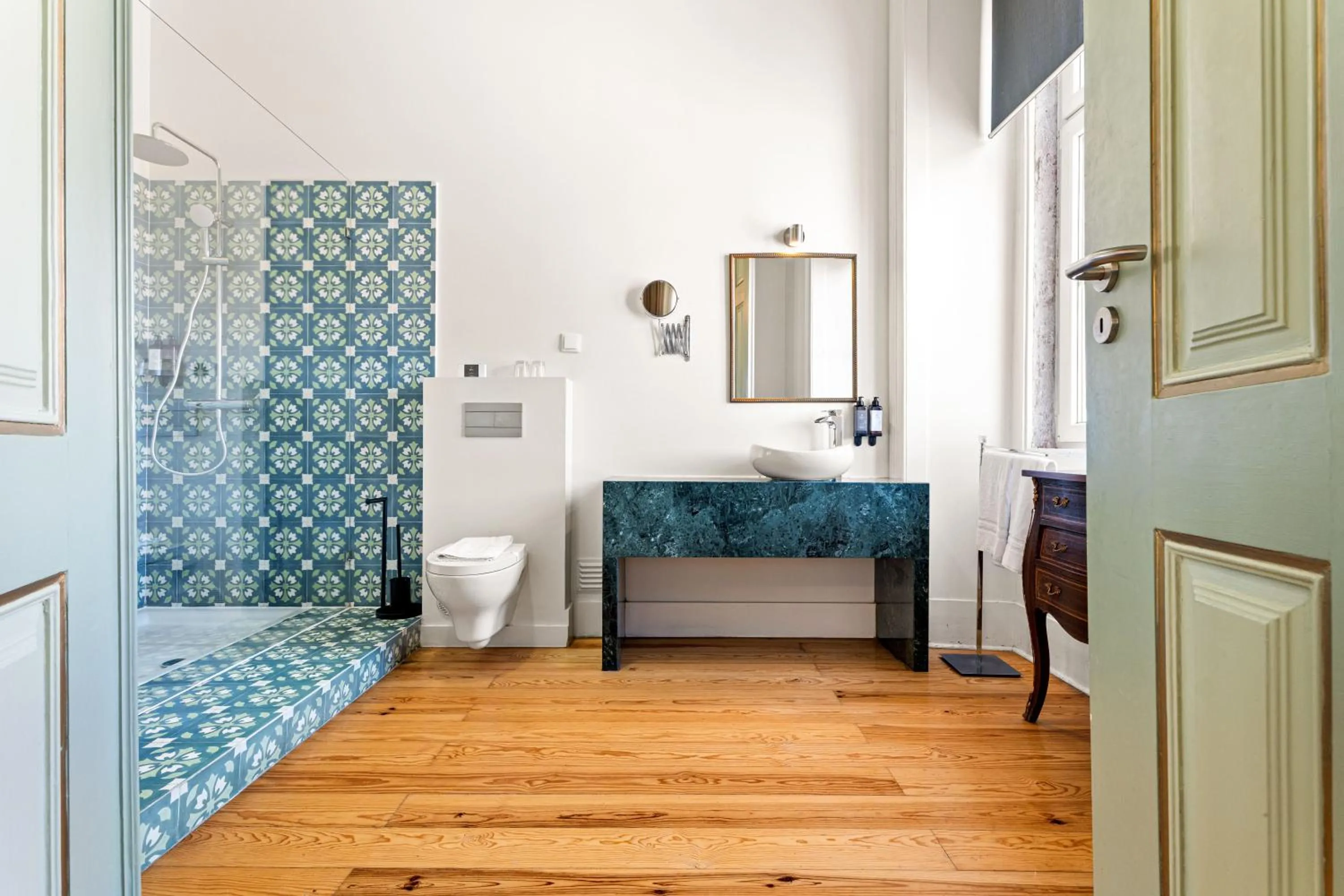 Shower, Bed in Tesouro da Baixa by Shiadu