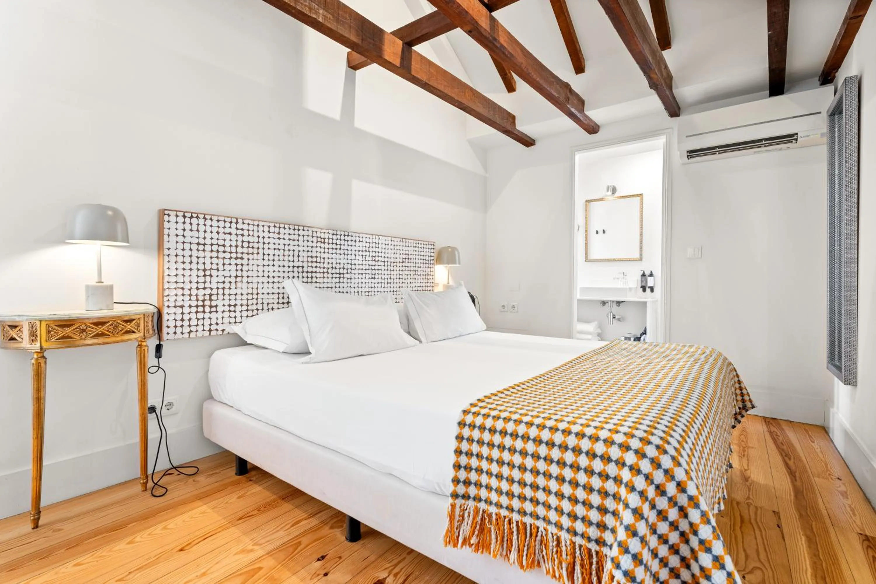 Bed in Tesouro da Baixa by Shiadu